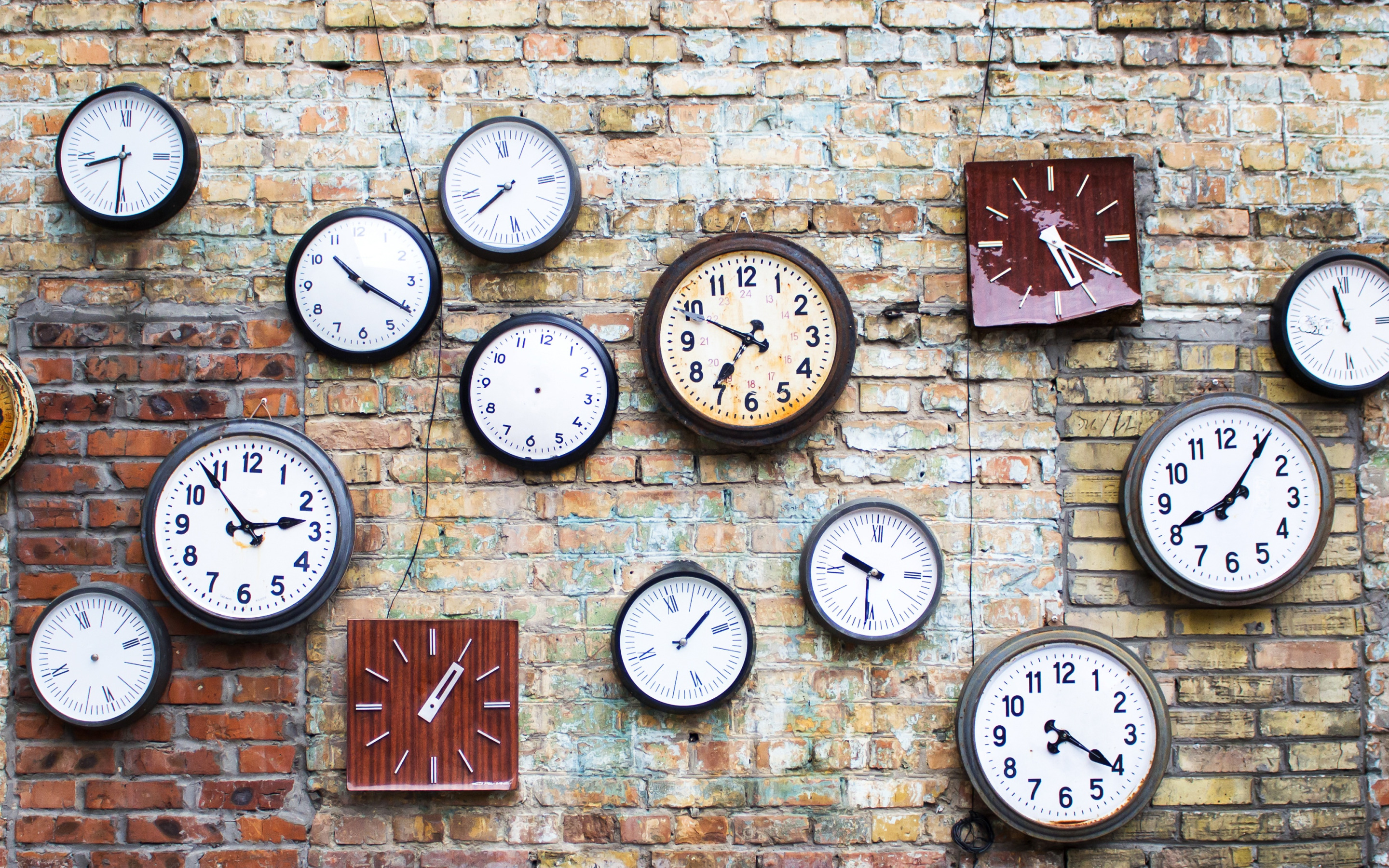 Wordwall time clocks. Часы на кирпичной стене. Фон для часов. Часы на фоне кирпичной стены. Паттерн с часами.