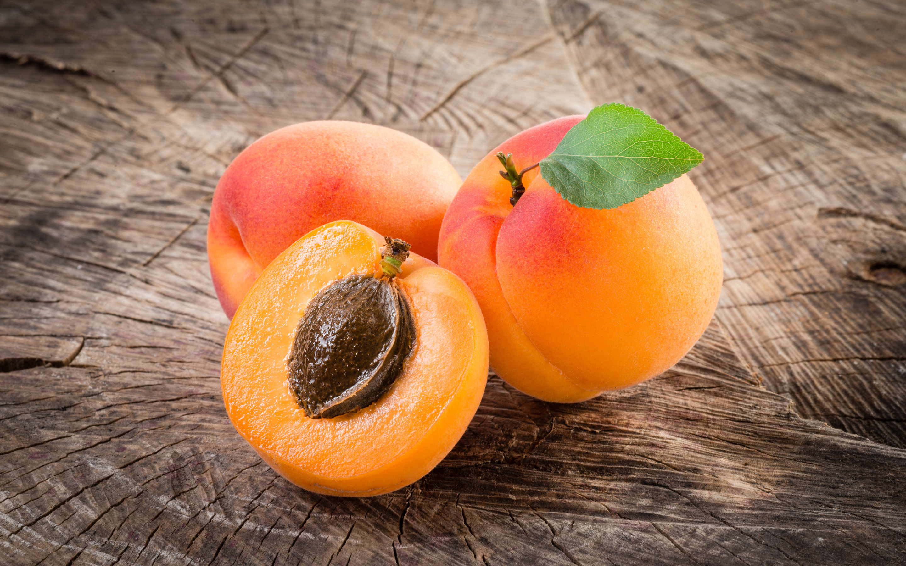 2 8 фруктов составляют персики. Урюк абрикос. Персик абрикос Урюк. Фрукты абрикосы нектарины. Персик нектарин абрикос.