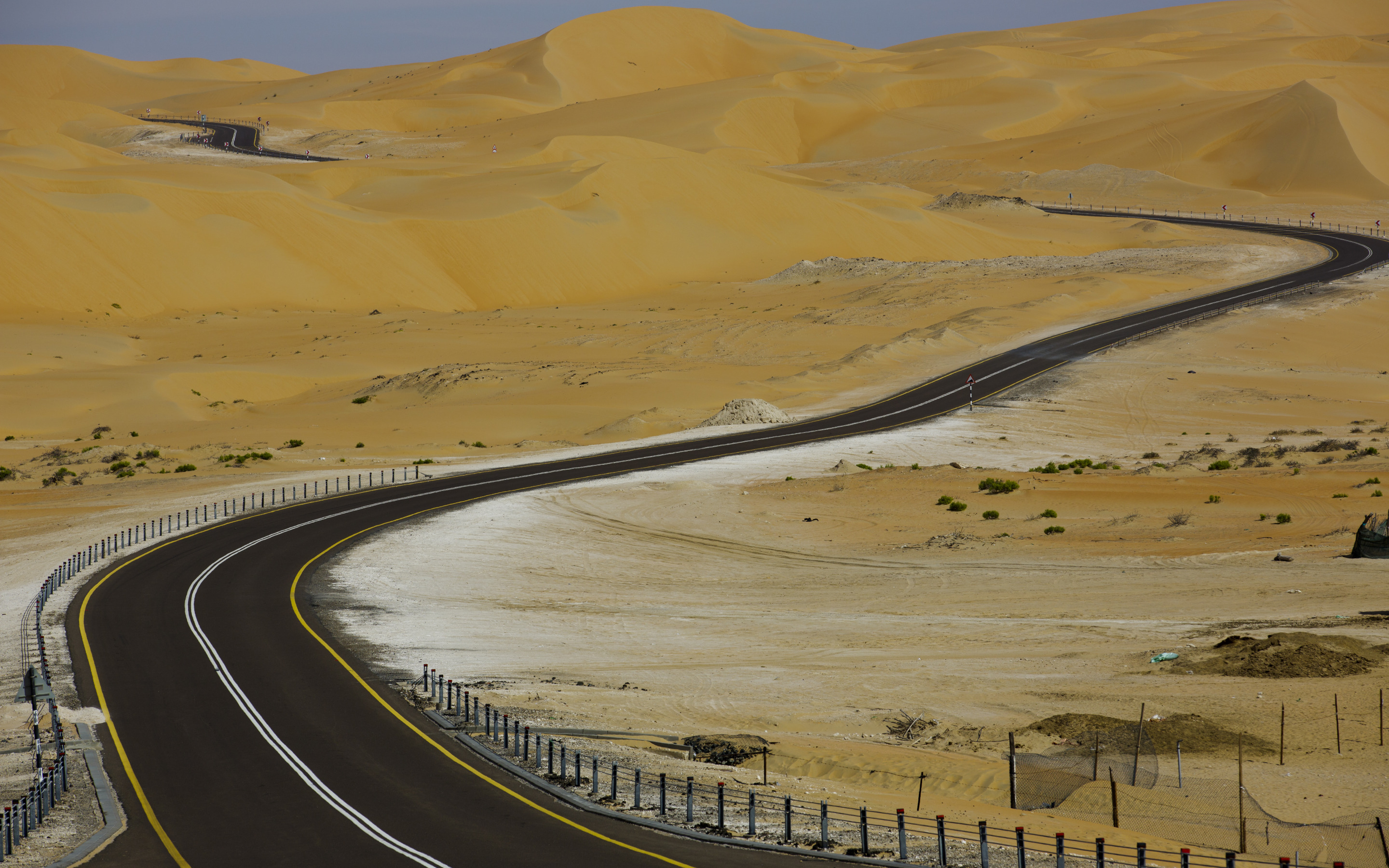 Дубай трасса. Дорога Абу Даби в пустыне. Египет Абу Даби. Дорога Дубай Абу Даби. Дорога в пустыне Дубай.