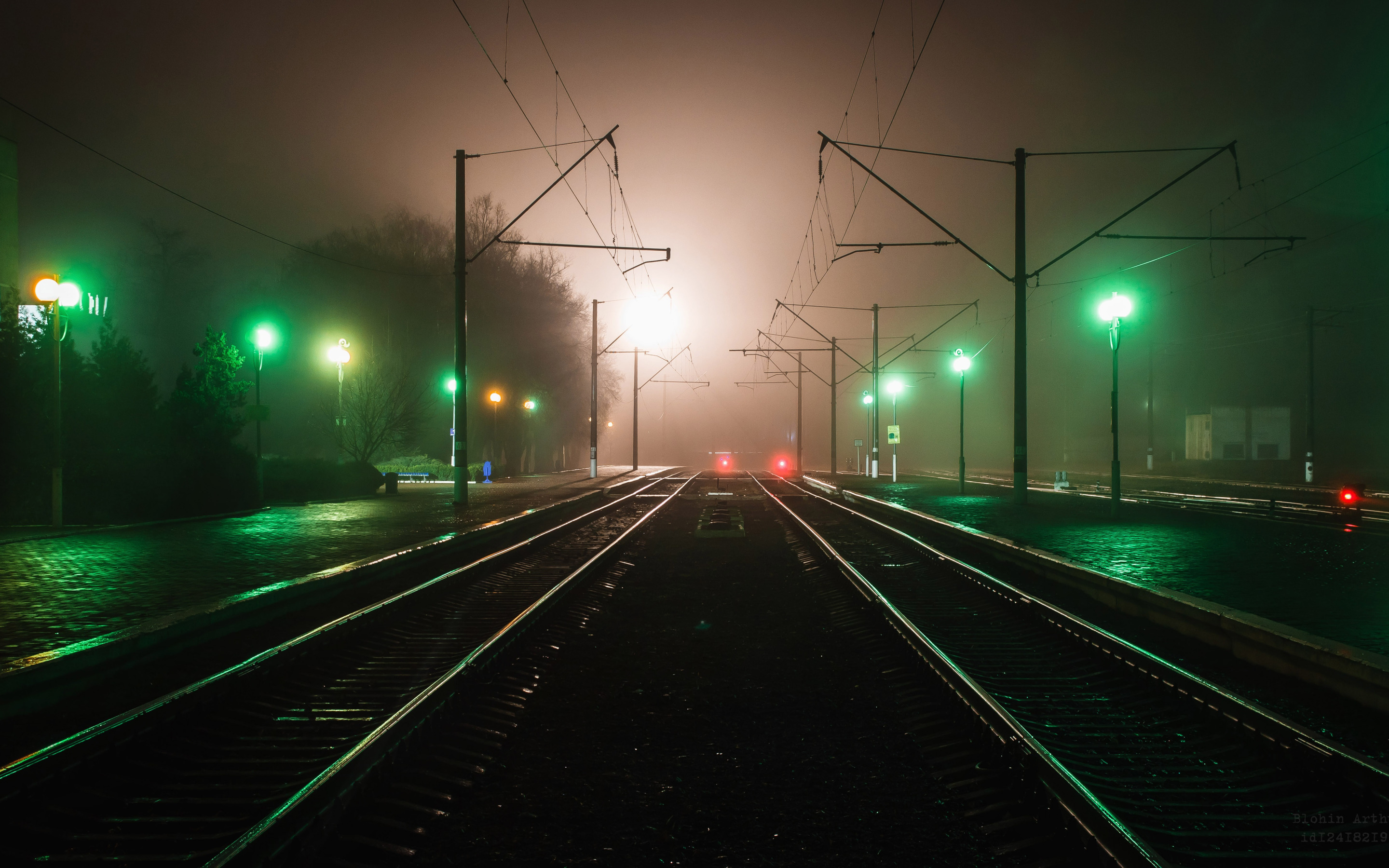 Включи обычную станцию. Железная дорога ночью. Фонари на железной дороге. Железнодорожные пути ночью. Ночной поезд.