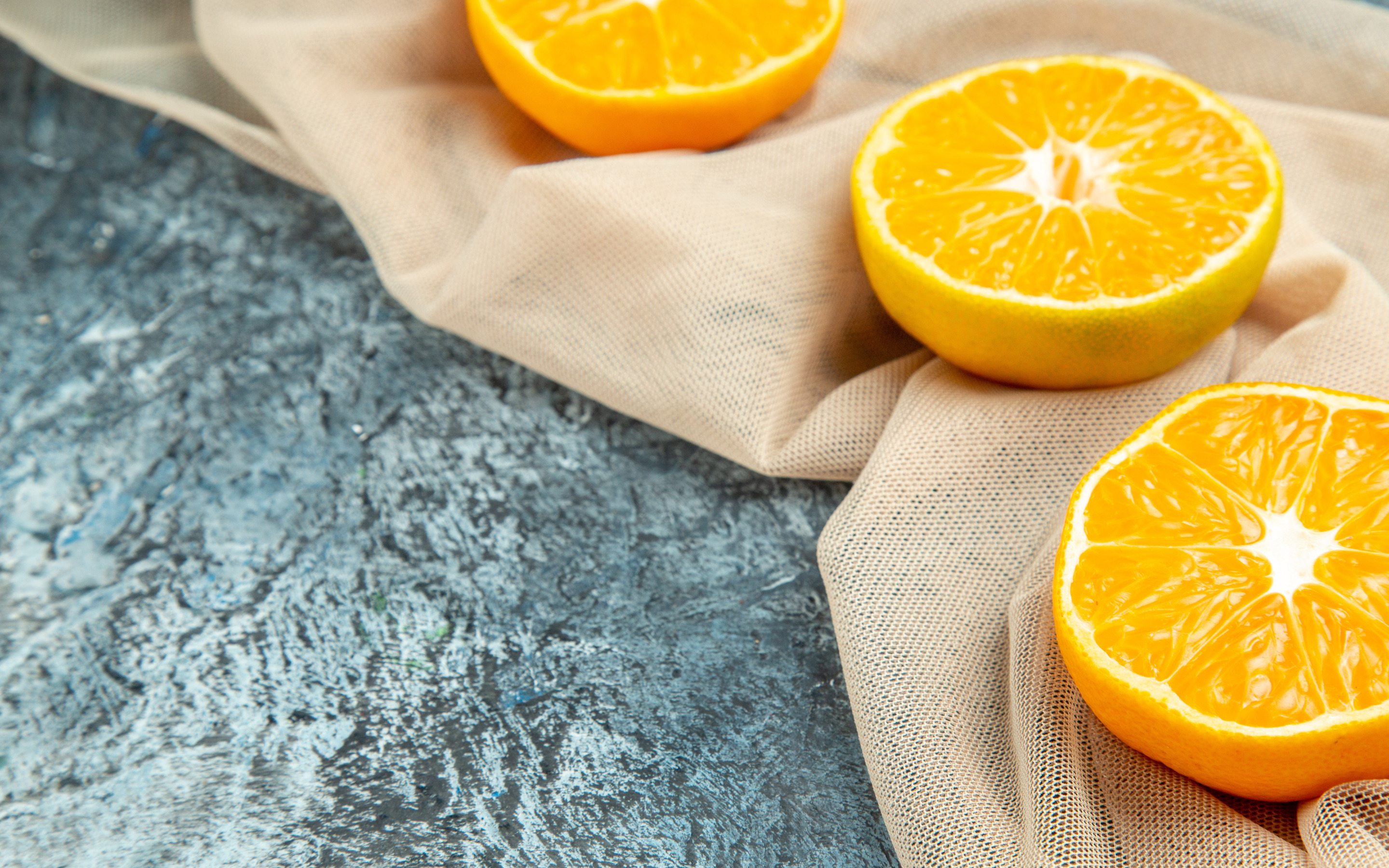Как едят за столом апельсин. Обои апельсин. Ткань с апельсинами. Апельсины на столе. Заставка на рабочий стол апельсины.