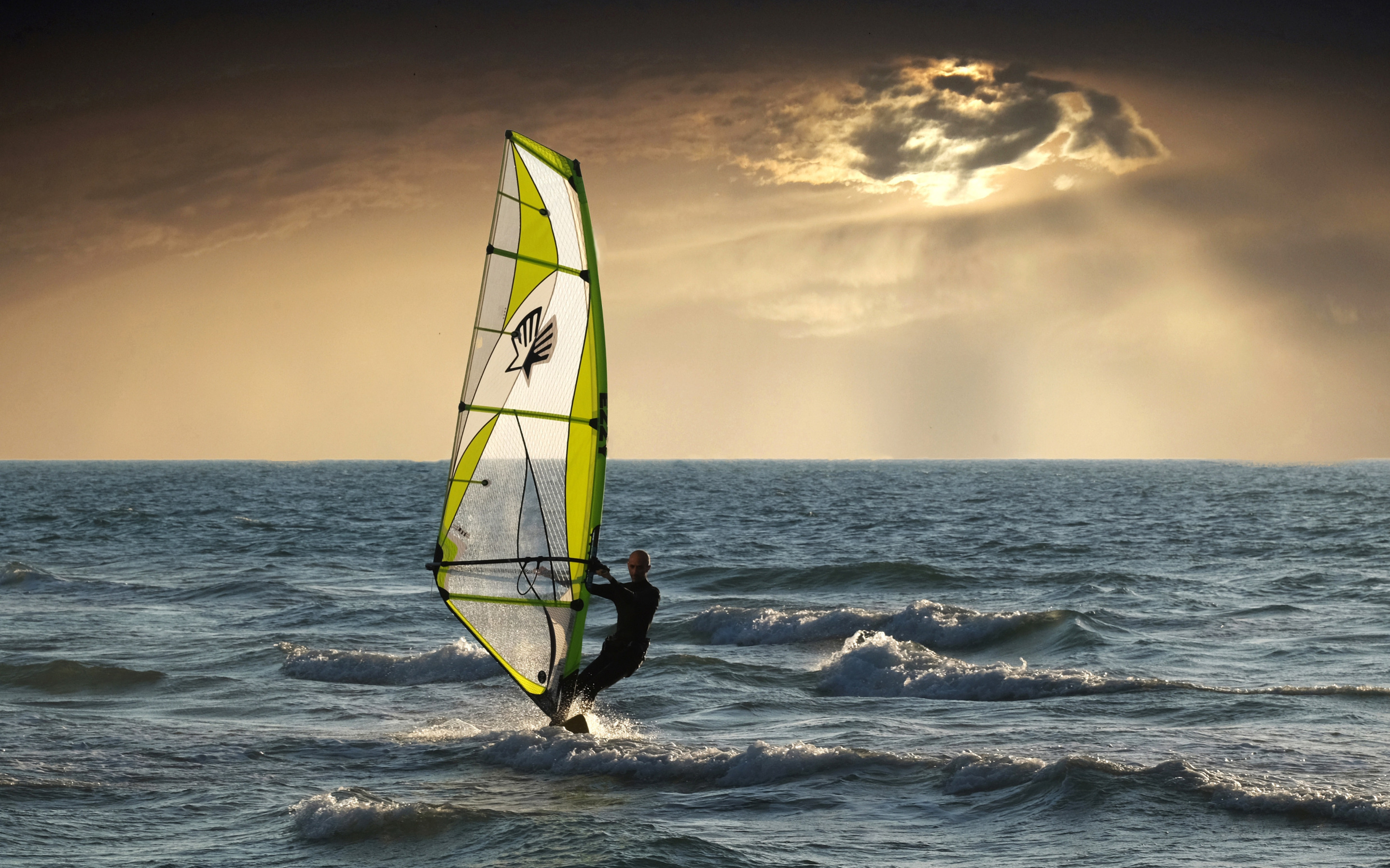 Go wind surfing. Виндсерфинг спорт. Доска с парусом. Серфинг с парусом. Доска с парусом на море.