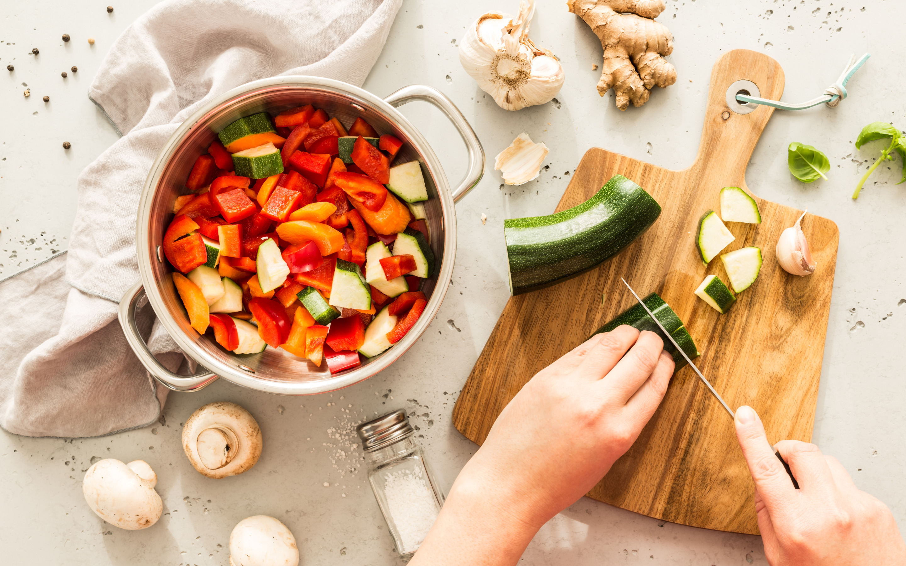 Овощи "кухня". Готовка на кухне. Процесс приготовления пищи. Готовка пищи.