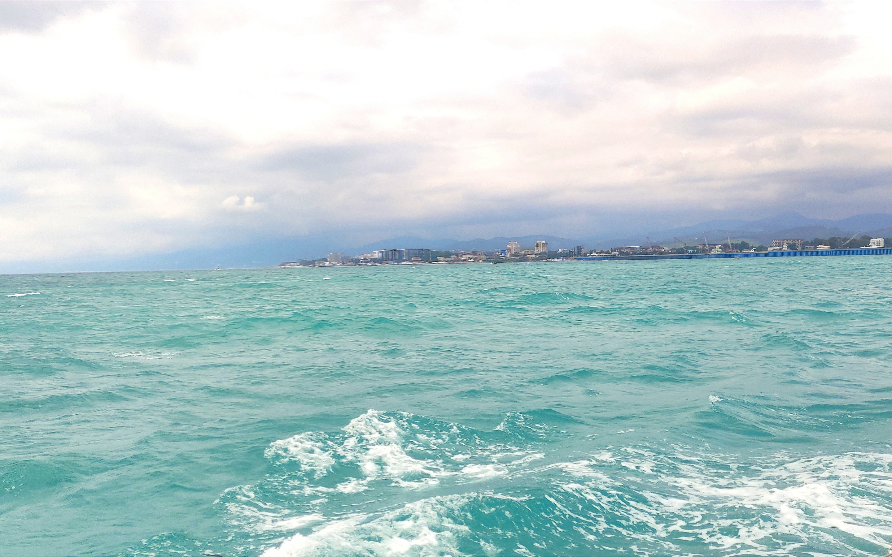 Вода в море в сочи. Черное море Сочи. Черное море Адлер. Зеленое море в Сочи. Сочи море лето.