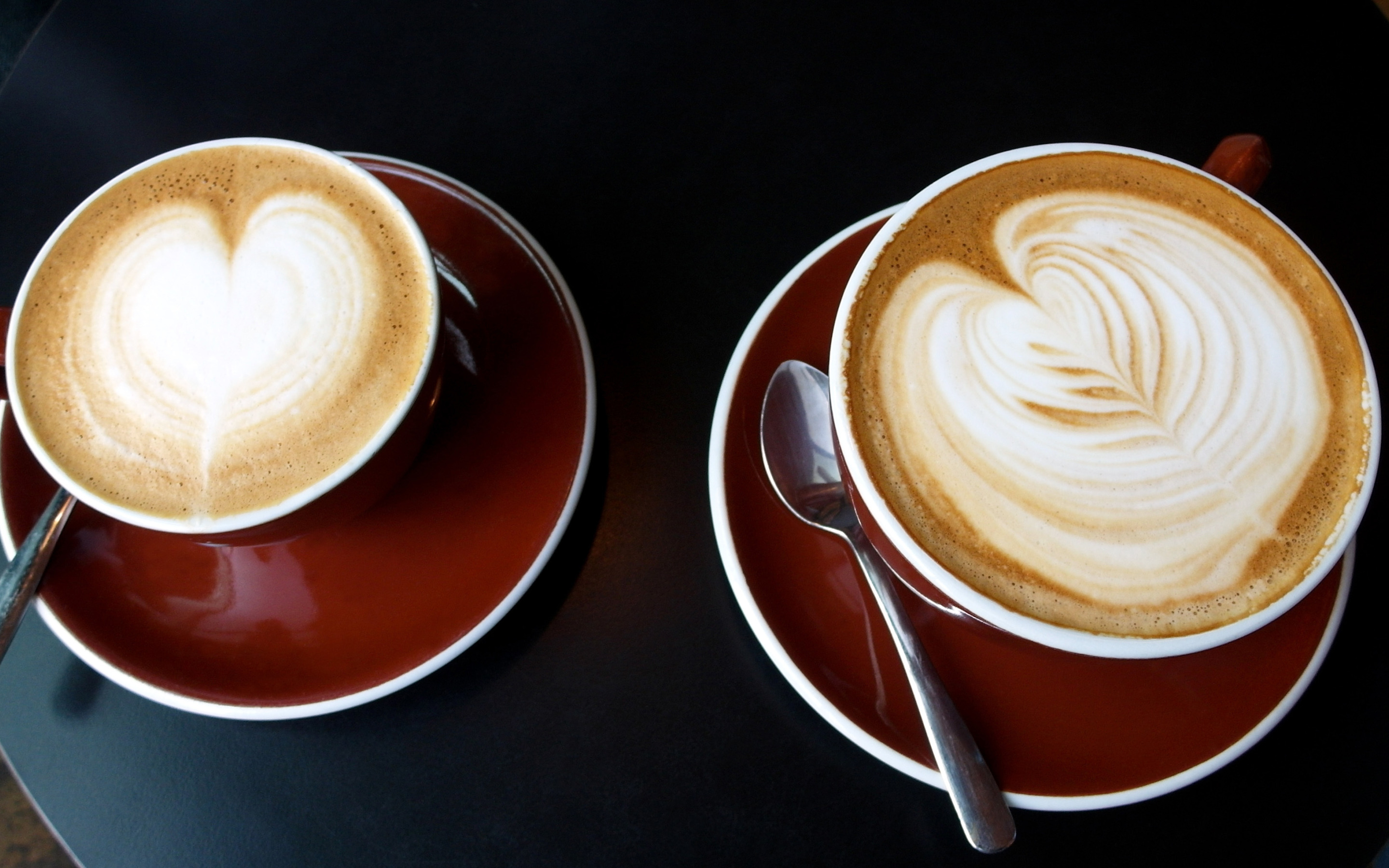Два утра. Кофе капучино латте. Красивый кофе. Утренний кофе. Две чашки кофе.