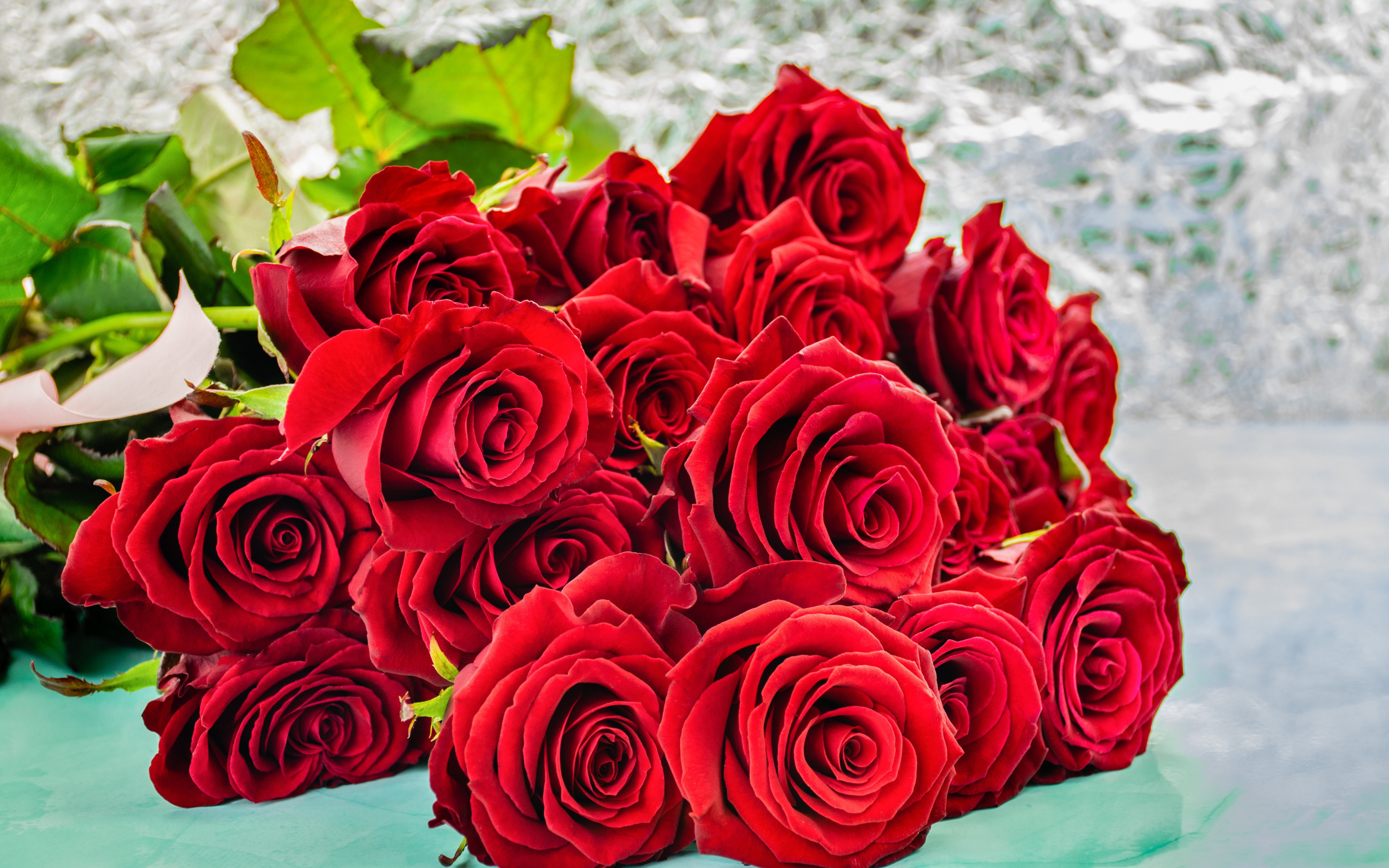 Букеты роз праздничные. Красивый букет роз. Букет алых роз. Шикарный букет роз. Красные розы.