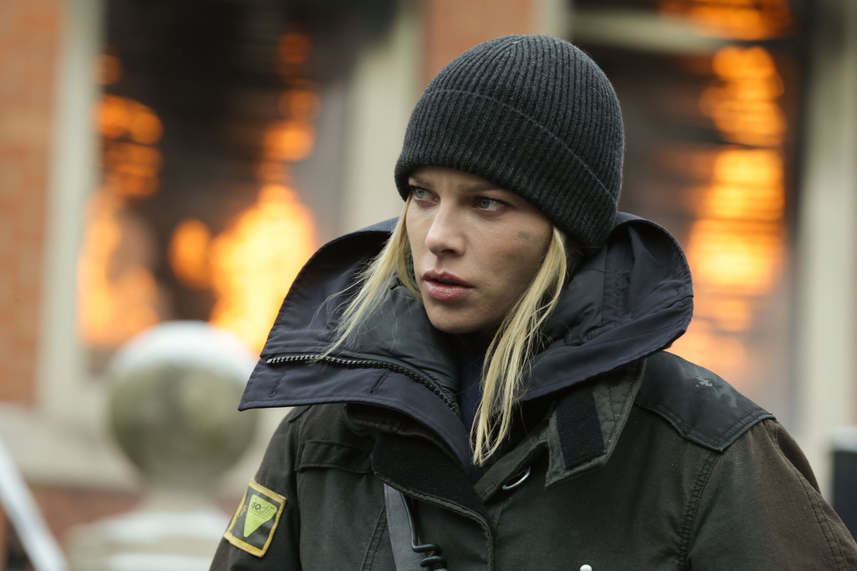 Обои взгляд, поза, сериал, Lauren German, Лорен Джерман, Пожарные Чикаго,  Chicago Fire, Лесли Шей на телефон и рабочий стол, раздел фильмы,  разрешение 2880x1920 - скачать