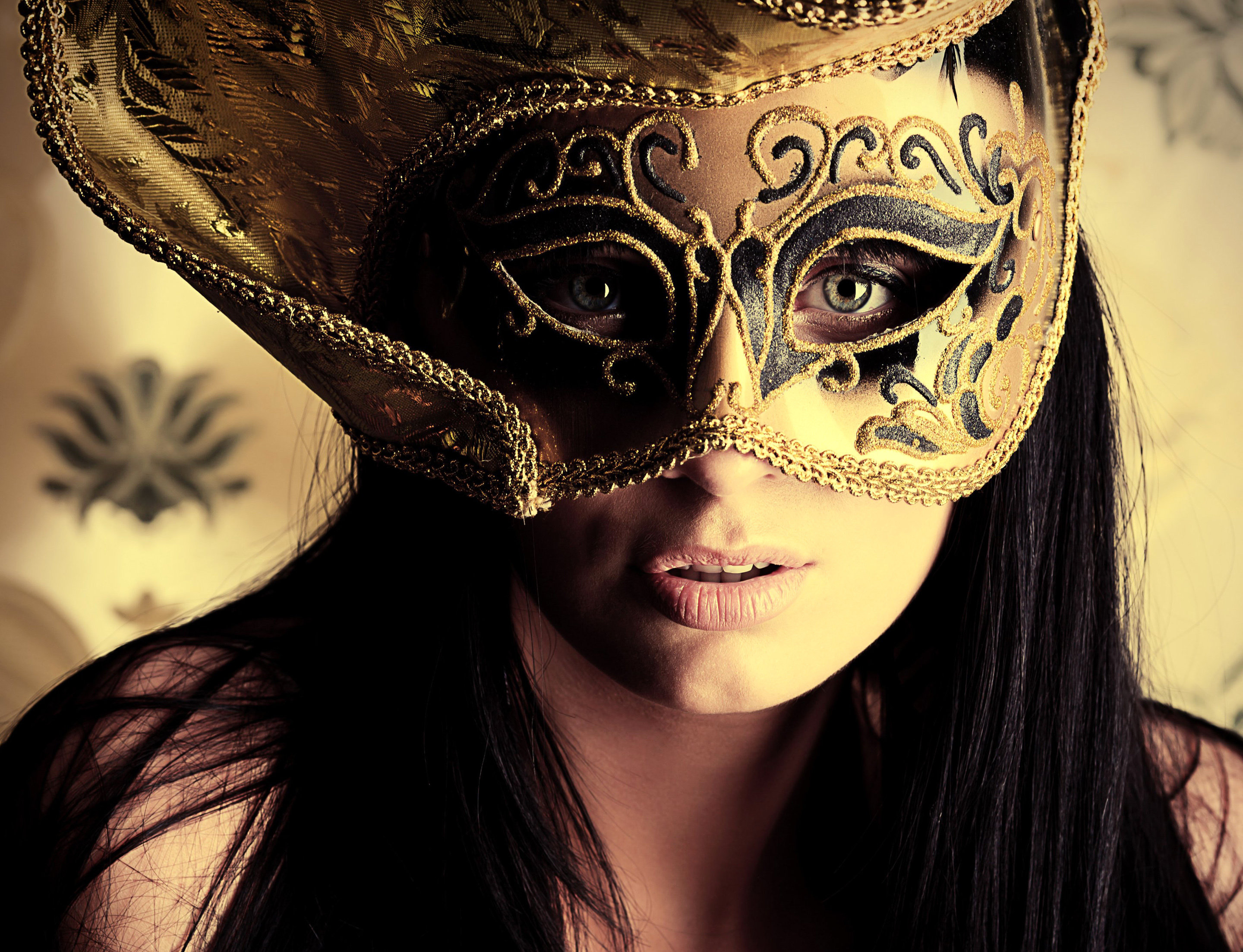 Красивая маска фото. Девушка в маске. Девушка в карнавальной маске. Маска женская. Девушка в венецианской маске.