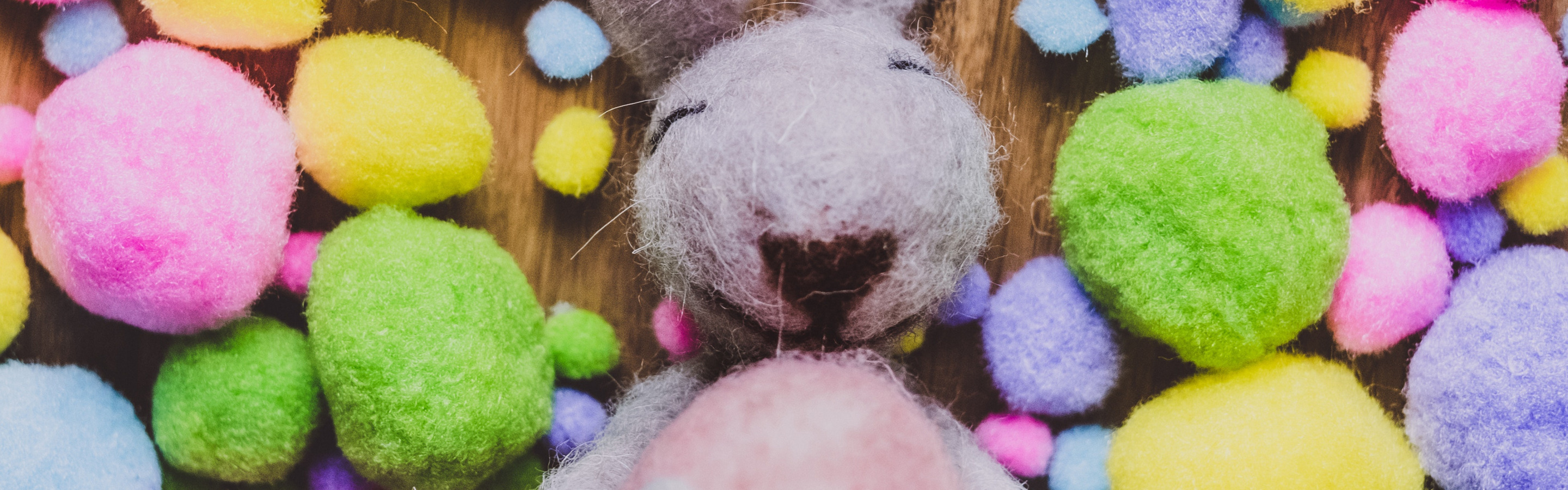 Желтые розовые зайцы игра. Мягкая игрушка зайчик разноцветный. Разноцветные зайцы игра. Зайчик розовый игрушка пушистый. Зайка и цветные шары.
