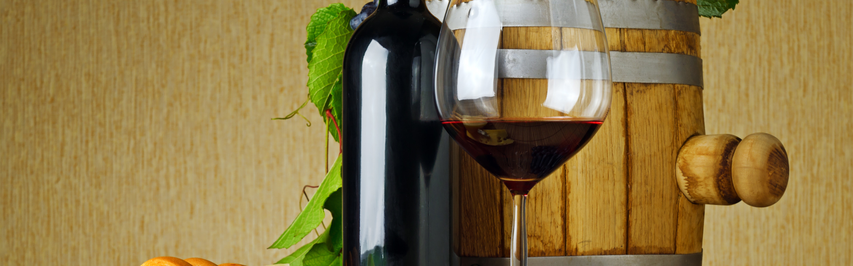 Фото бутылки вина на столе. Фон для фотошопа с бочкой вина и столом. Вино единица. Rice алкоголь.