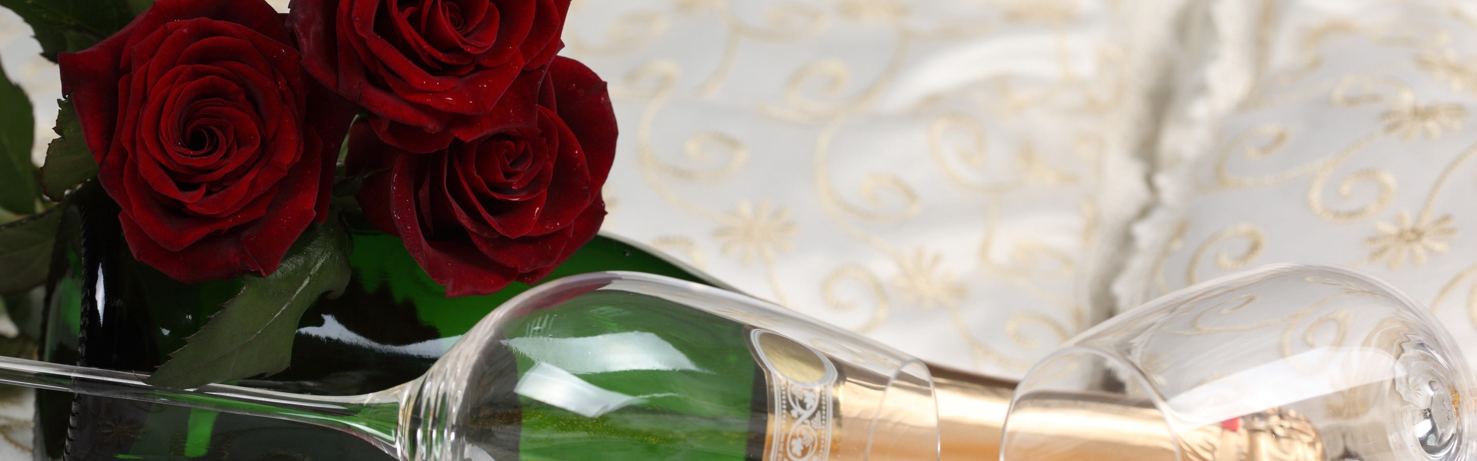 Шампанское и розы 54 глава. Цветы и шампанское. Шампанское и розы. Фон шампанское цветы. Свадебный торт и шампанское.