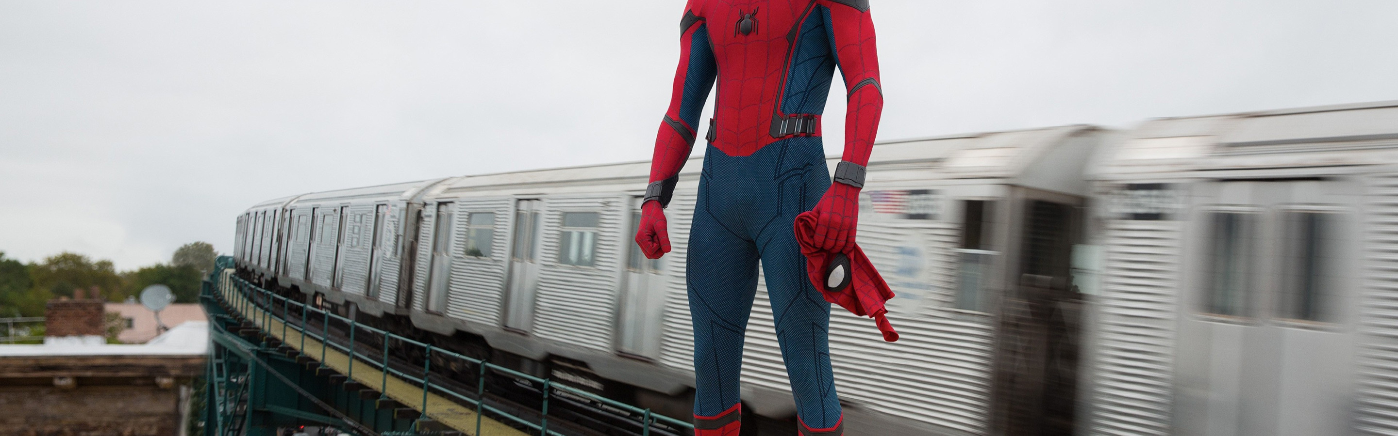 Spider man the train couldn t stop. Том Холланд на фоне поезда. Человек паук поезд. Человек-паук Возвращение домой. Человек паук останавливает поезд.