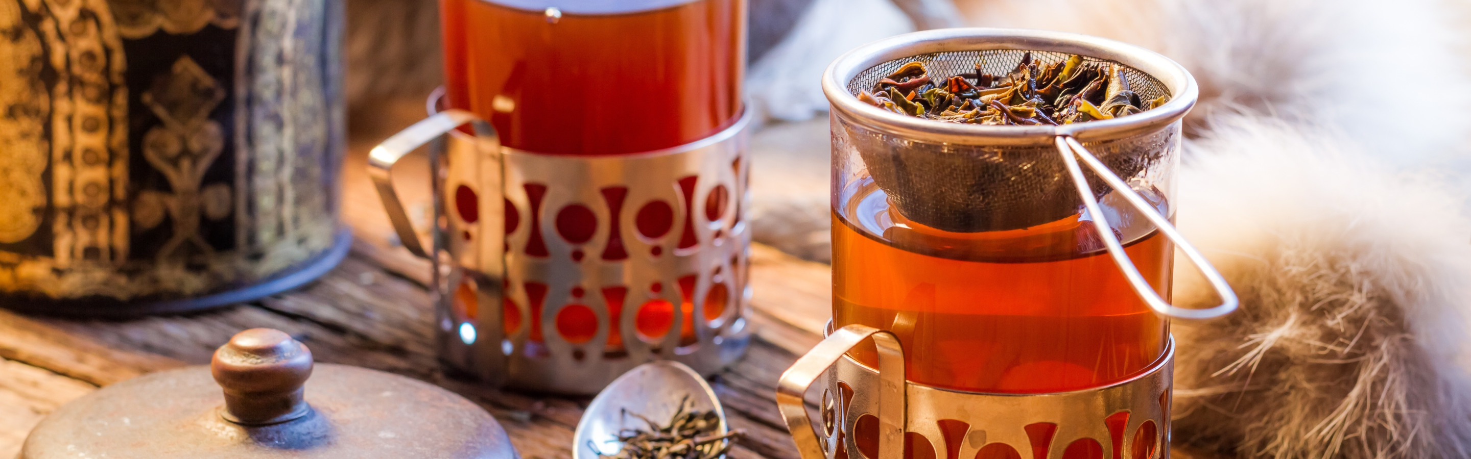 Чай. Горячий напиток. Чай в подстаканнике. Чаепитие в саду. В жару пьют горячий чай
