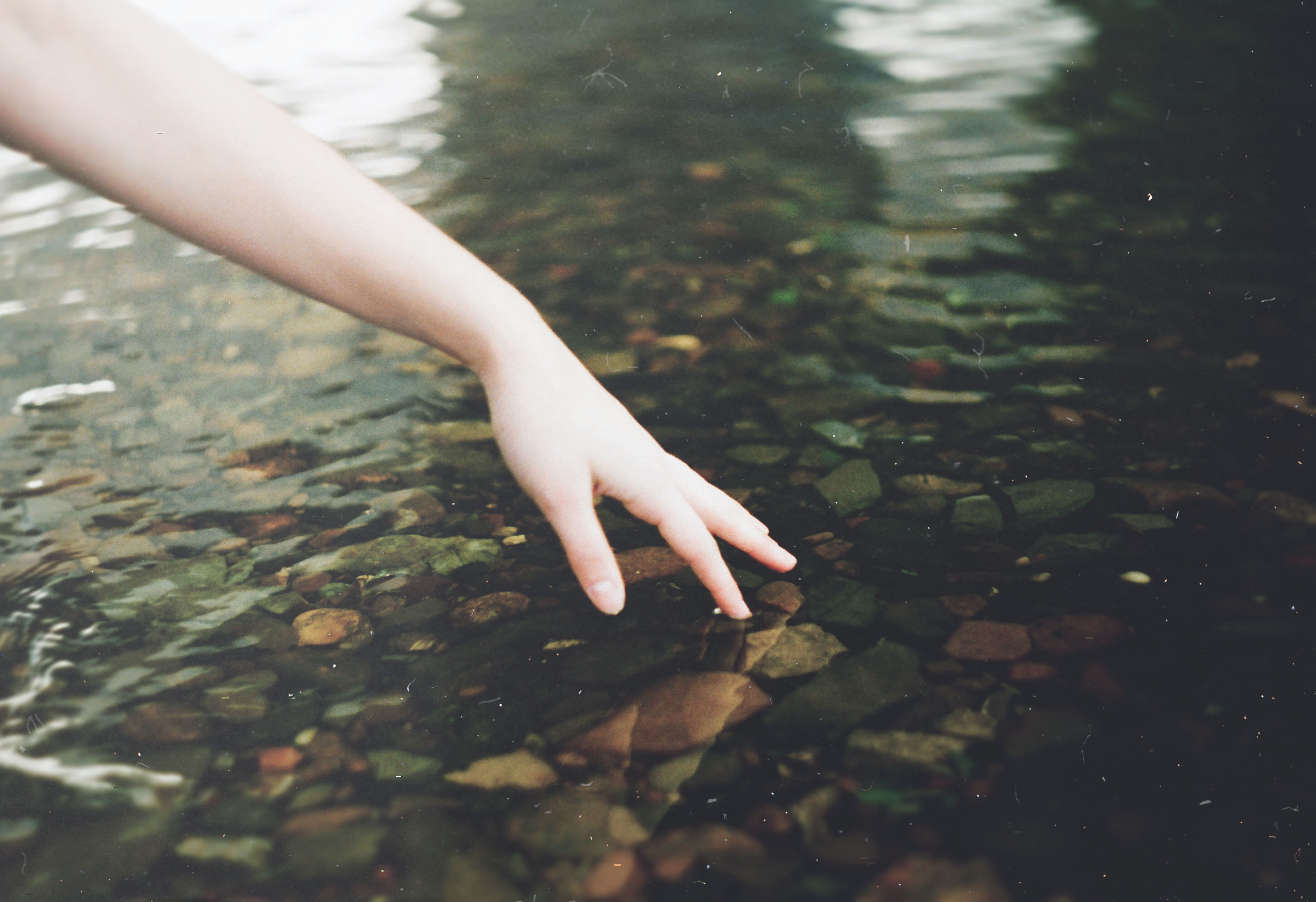 Реки руки. Вода в руках. Руки в воде Эстетика. Прикосновение к воде. Ноги в ручье.