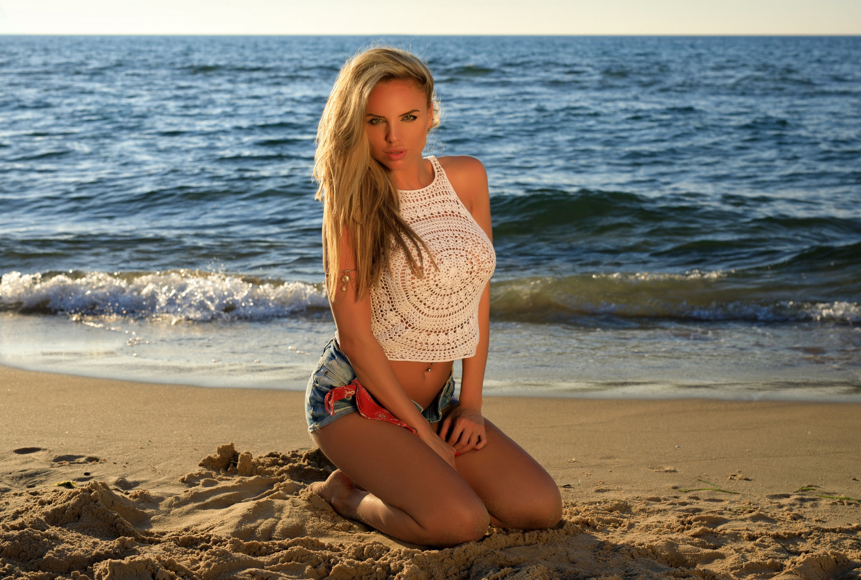 Beached blonde. Красивые девушки на море. Фотосессия на море. Блондинка на море. Красивые блондинки на пляже.