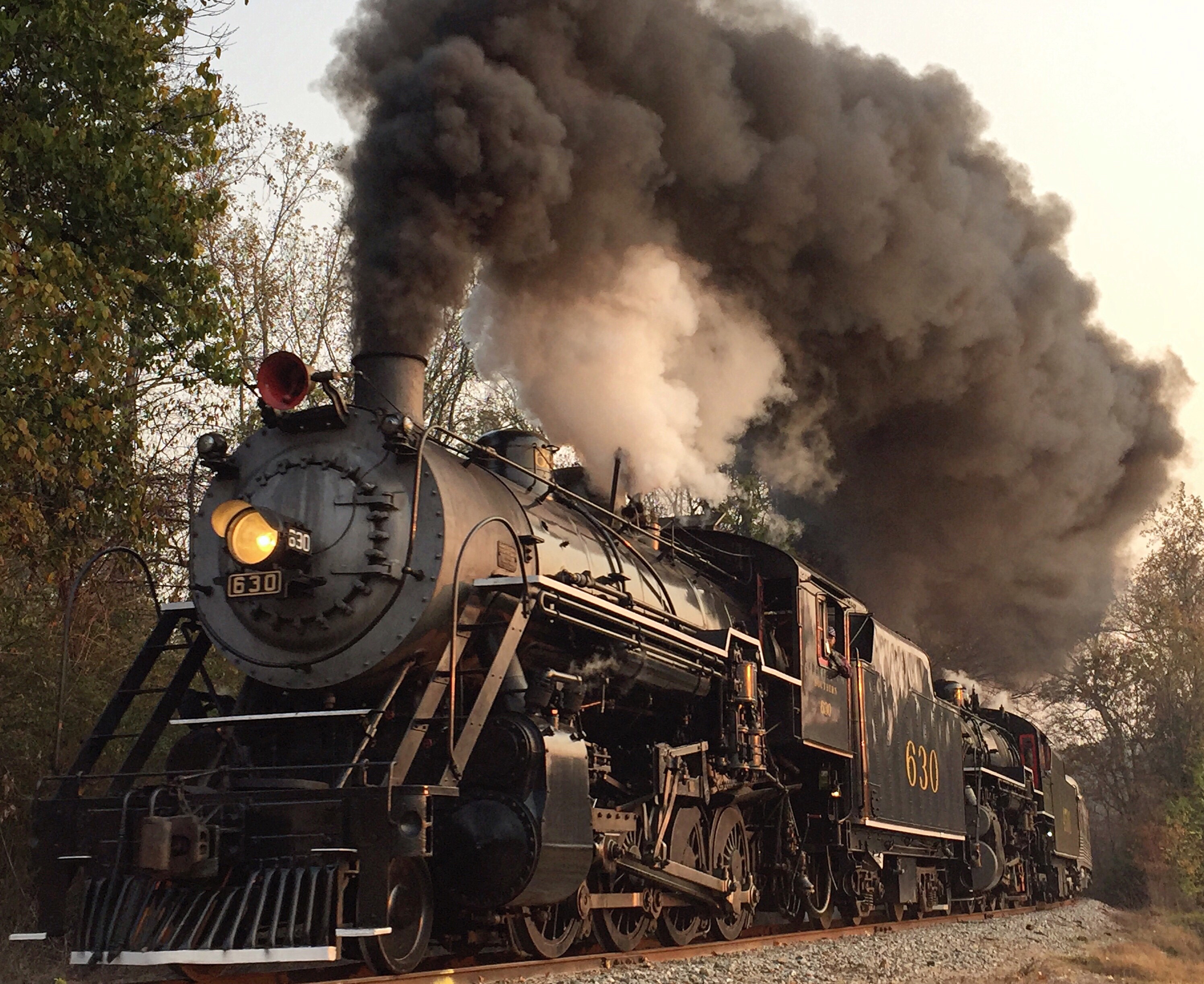 Паровозов молния. Поровоз. Угольный паровоз. Паровоз с дымом. Старинный поезд.