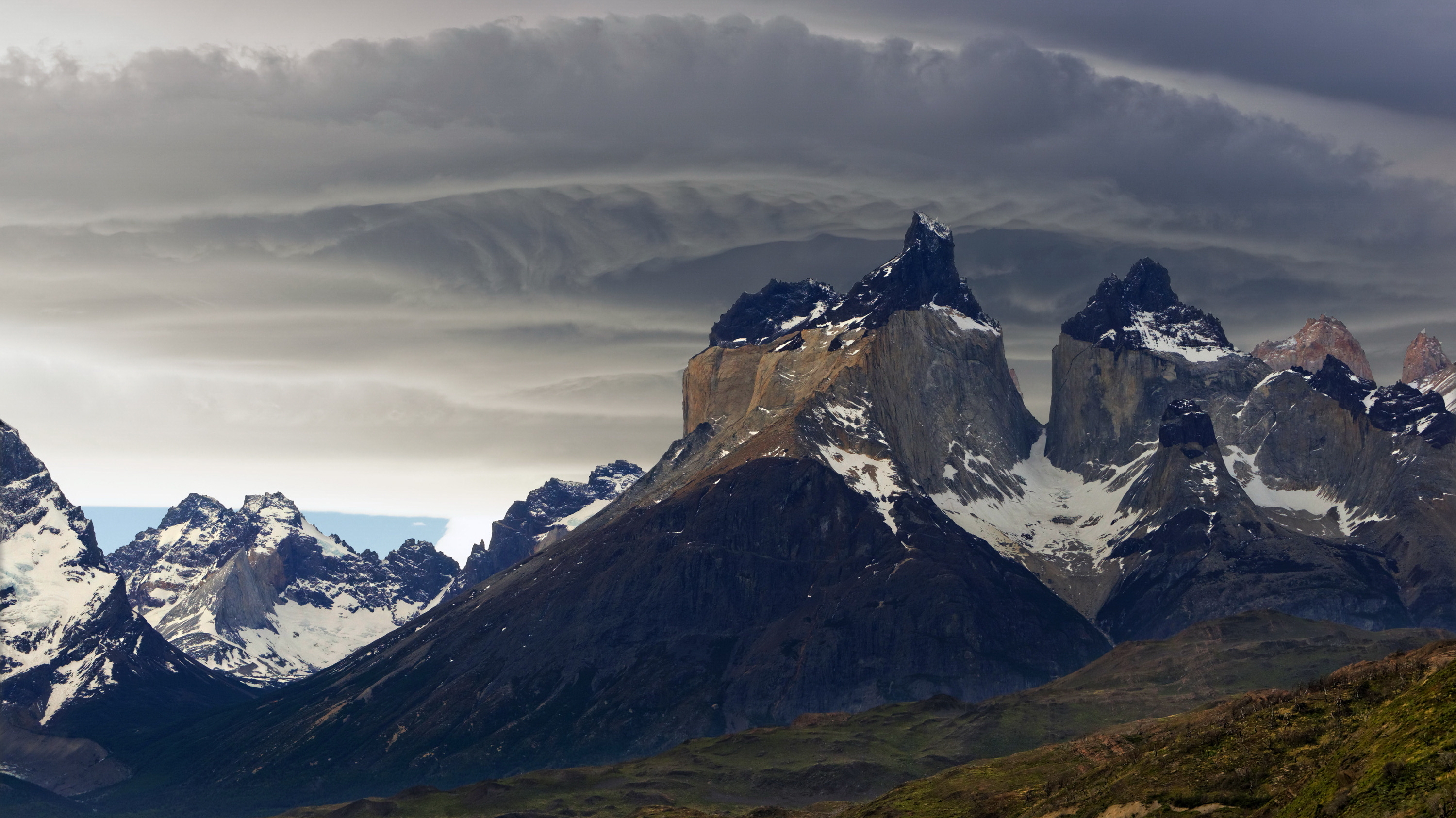 Темно синие вершины гор 1 изрытые. Аргентина горы Анды. Вершина Фицрой Патагония. Анды Патагония.