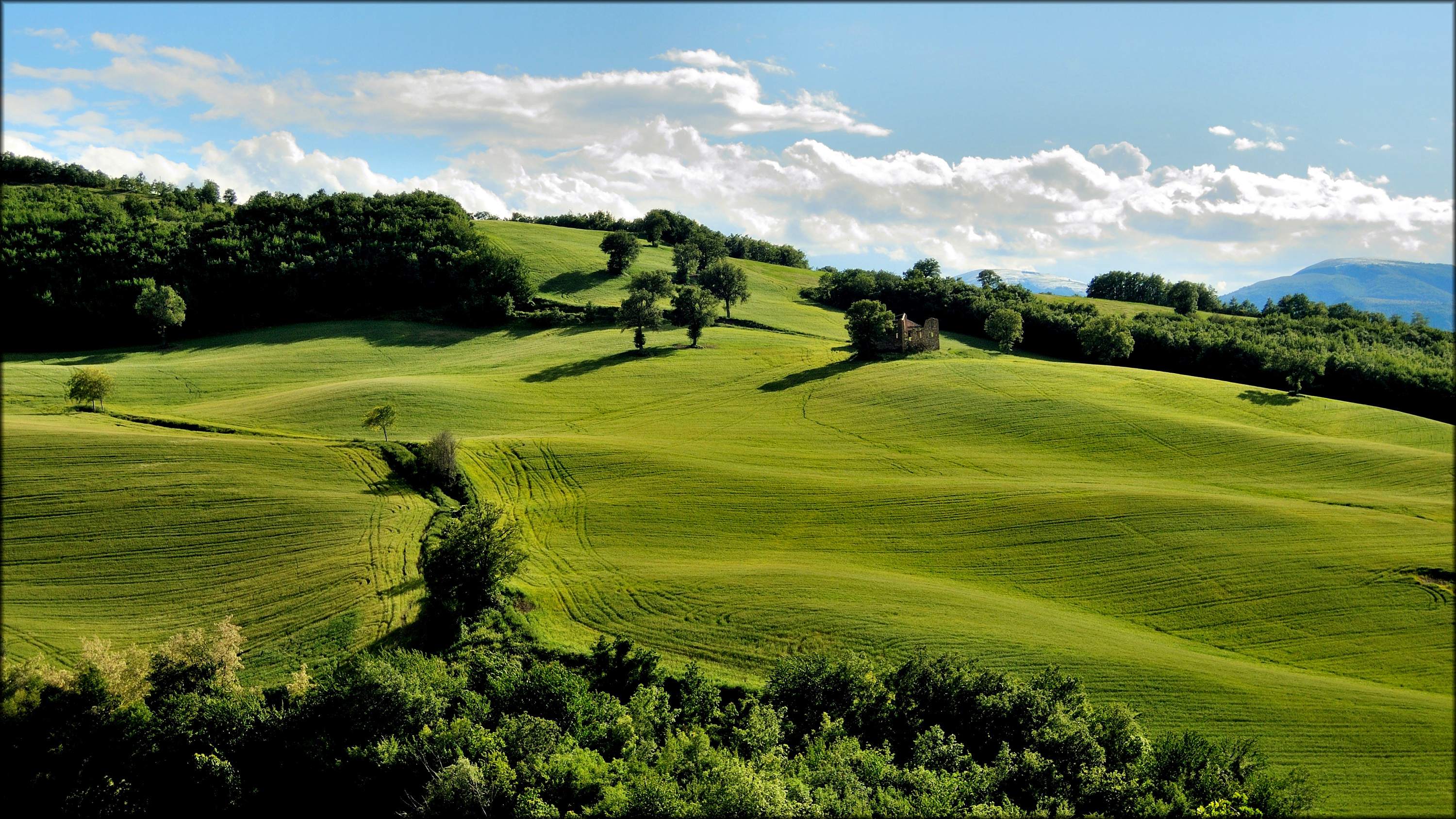 Поле холмы. Паданская равнина Италия. Штирийско-бургенландская Холмистая равнина. Green Hills зеленые холмы.