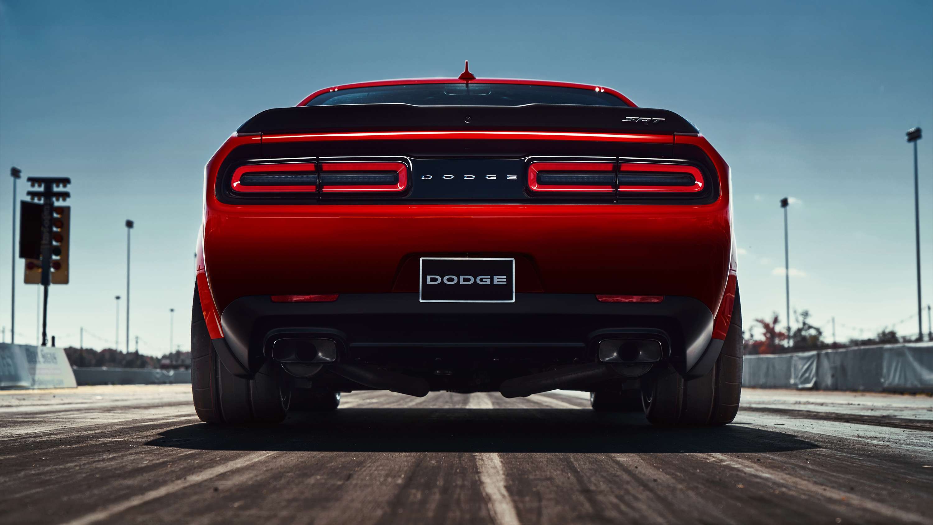 Машина dodge Challenger 2018