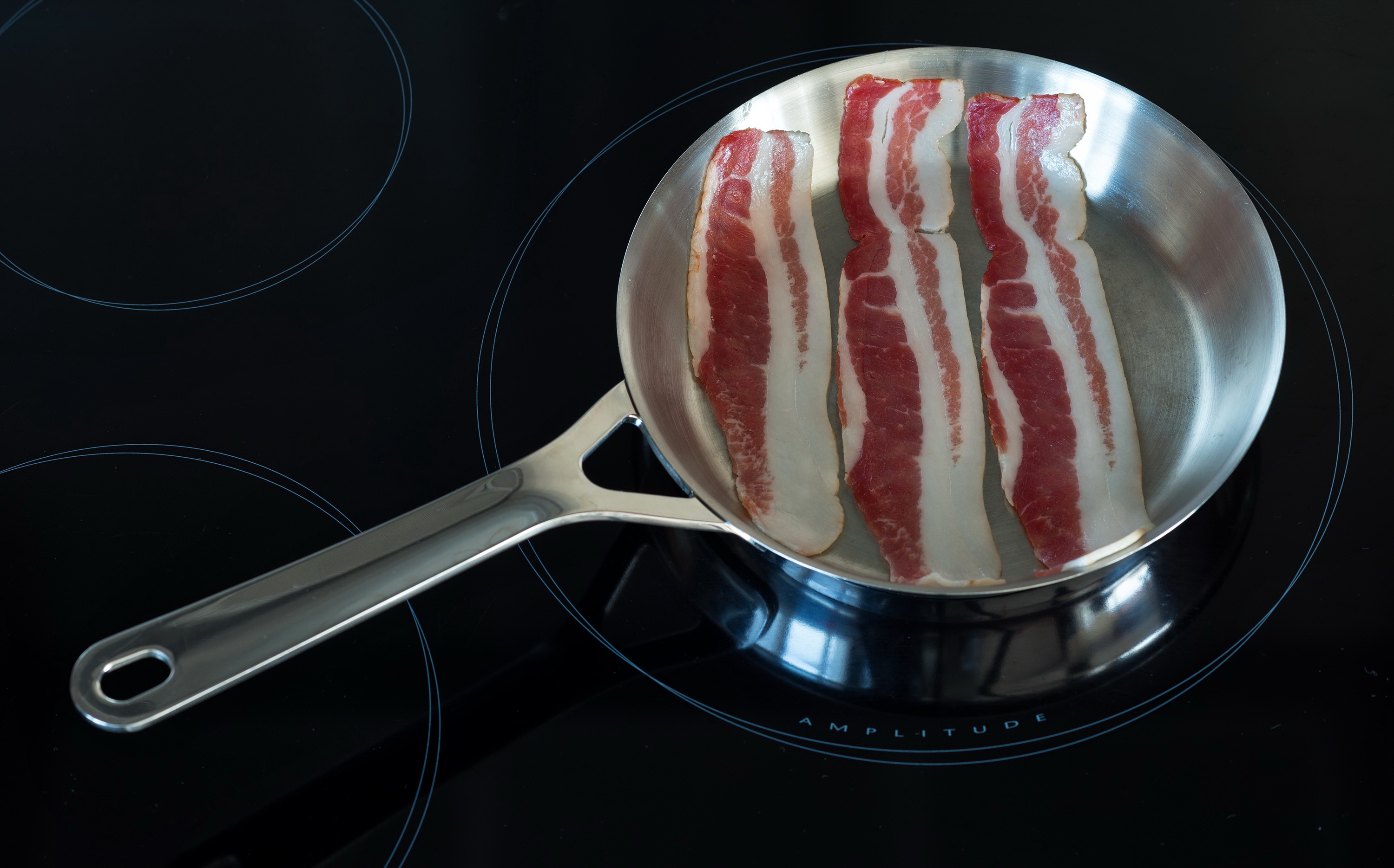 Мясо на плите. Bacon посуда. Мясо на сковородке гифка. Бекон Минимализм.