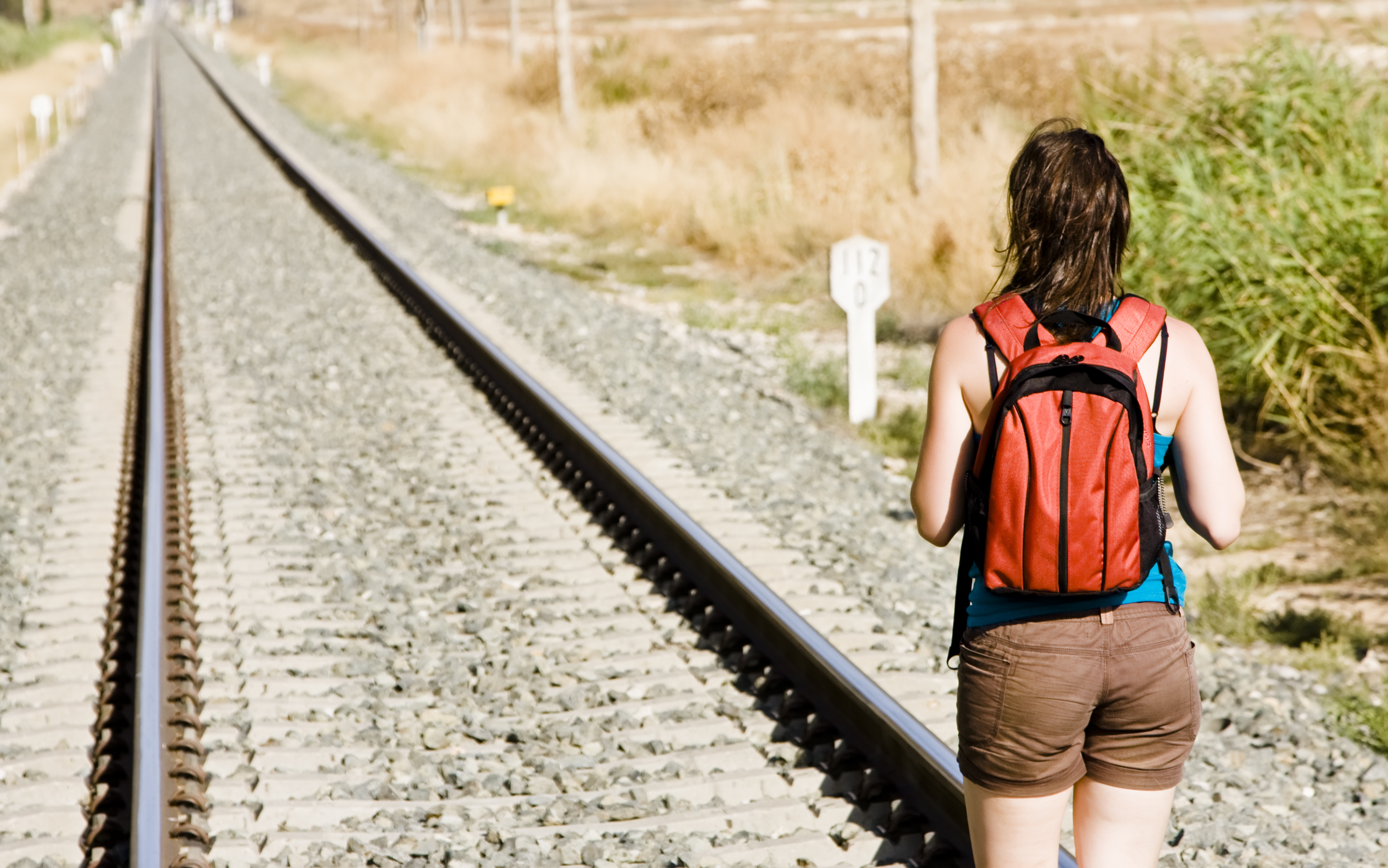 Нестандартные пути. Девушка на железной дороге. Девушка на рельсах. Человек на железнодорожных путях. Фотосессия на железной дороге.