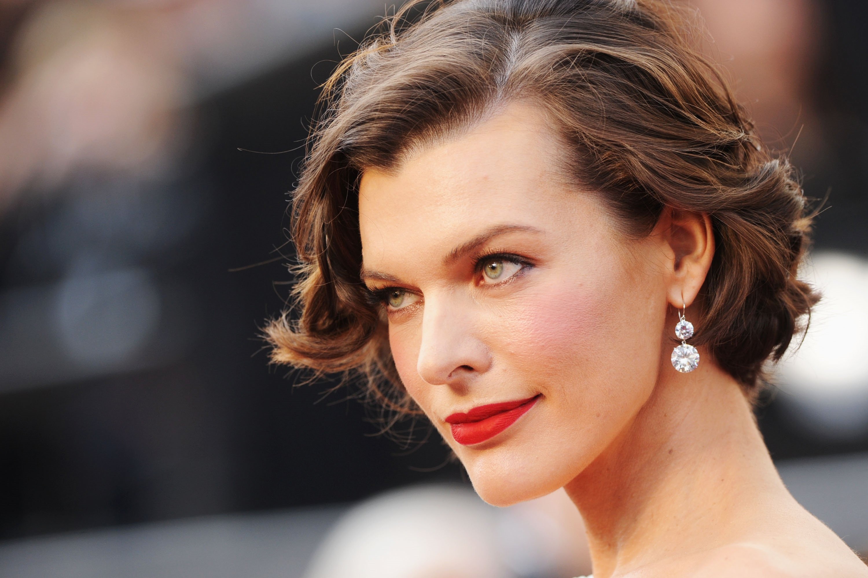 Обои взгляд, портрет, макияж, актриса, Милла Йовович, Milla Jovovich, hair  на телефон и рабочий стол, раздел девушки, разрешение 3000x1998 - скачать