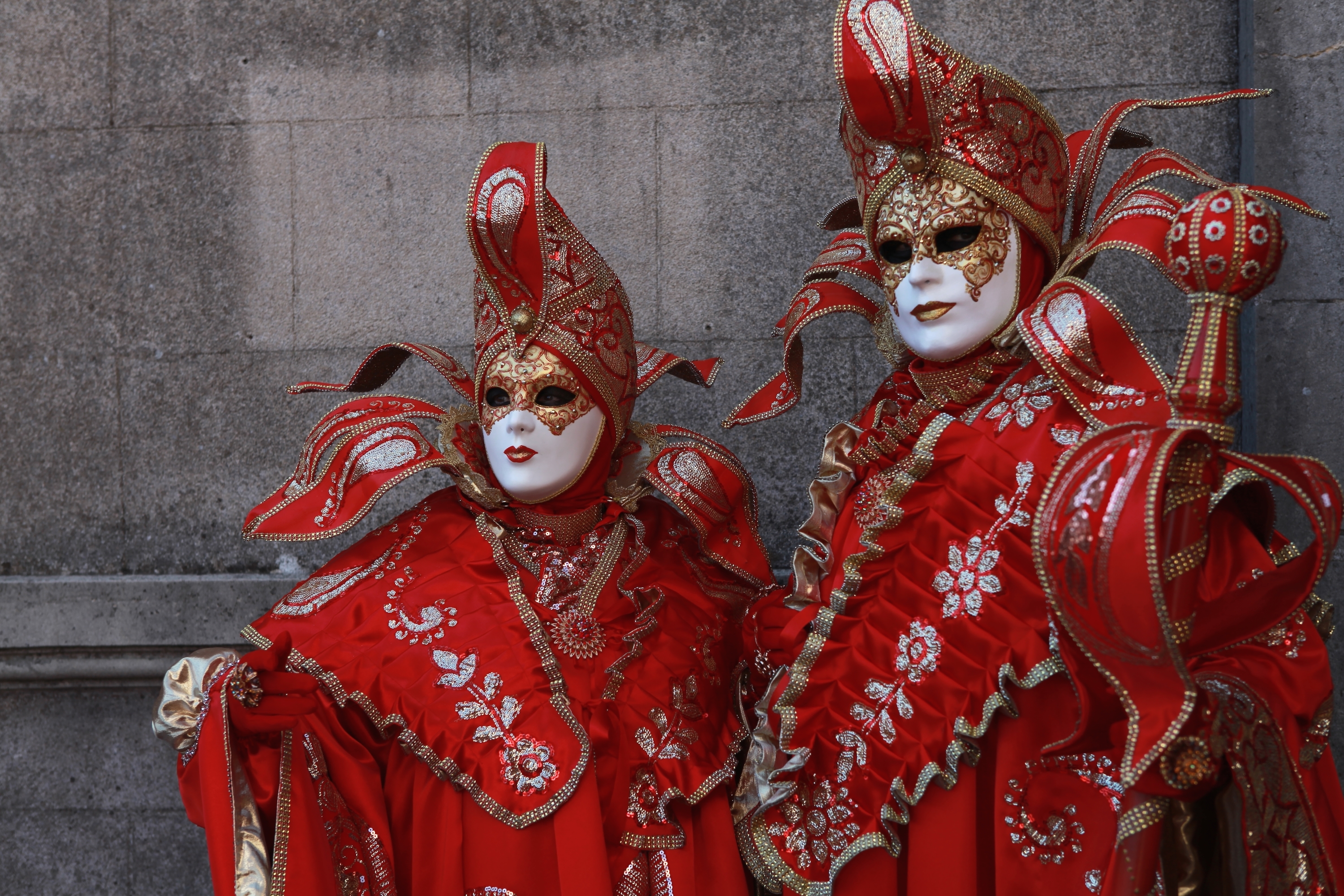 Красный костюм и маска. Венецианский карнавал маски. Маска Венеция для карнавала. Маскарад Венеция костюмы. Карнавал в Венеции костюмы.