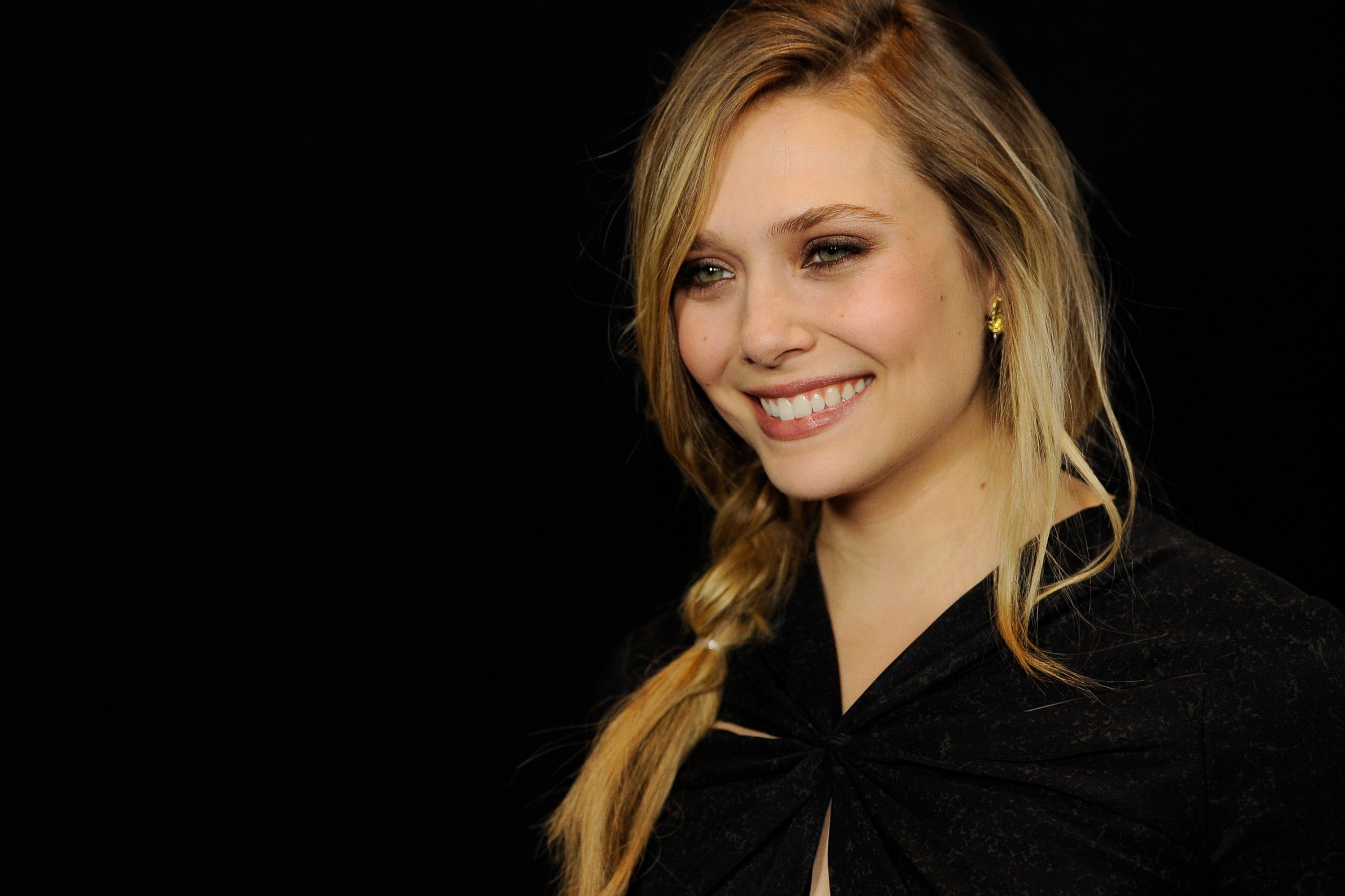 Elizabeth olsen. Элизабет Олсен улыбка. Дженнифер Олсен. Илья Бочарников Элизабет Ольсен. Элизабет Олсен на черном фоне.