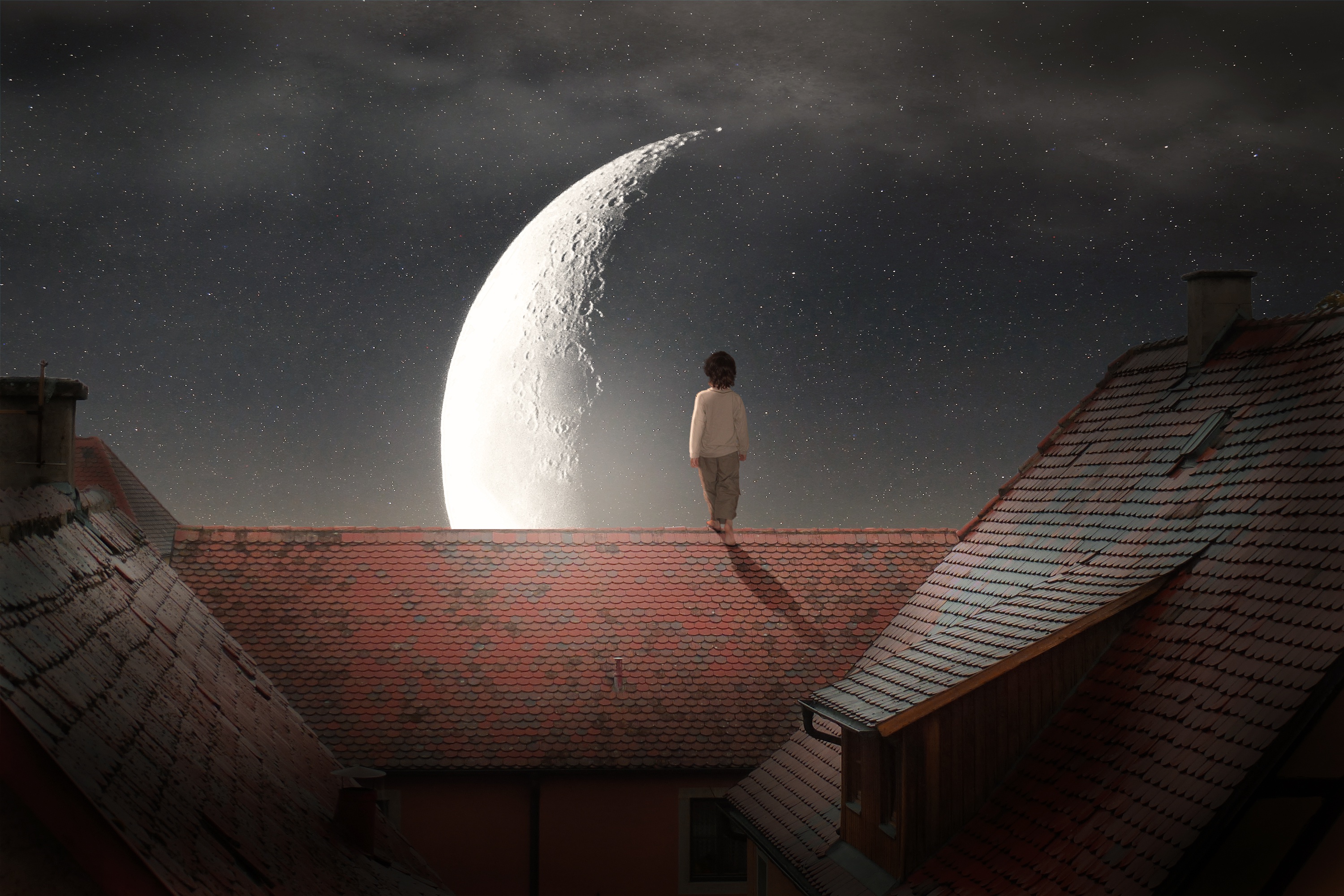 Посмотри на луну на улице великолепно. Крыша ночью. Крыши домов ночью. На крыше. Город на Луне.