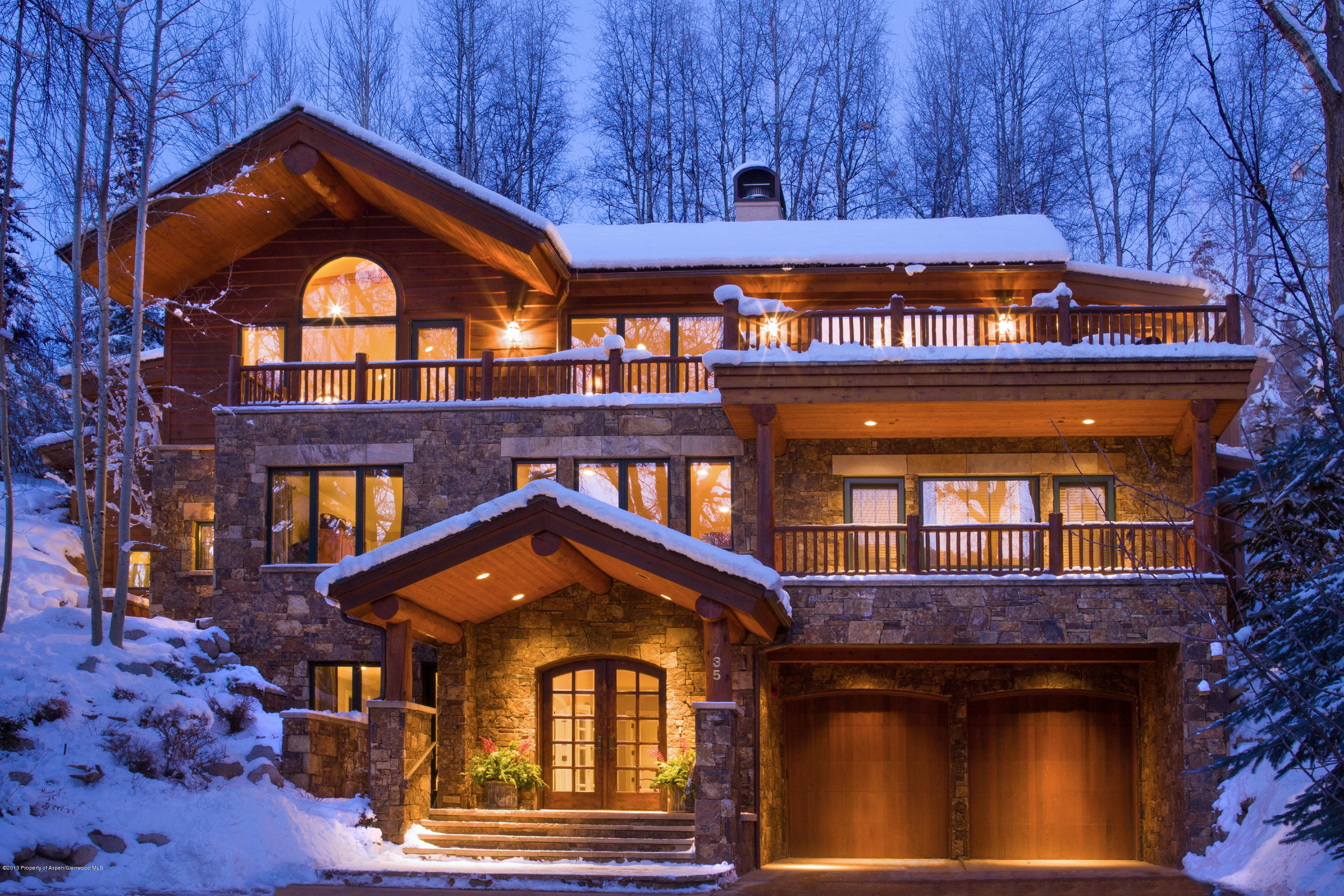 Деревянный дом снег. Дом зимой. Красивые коттеджи. Шикарный дом. Особняк зимой.