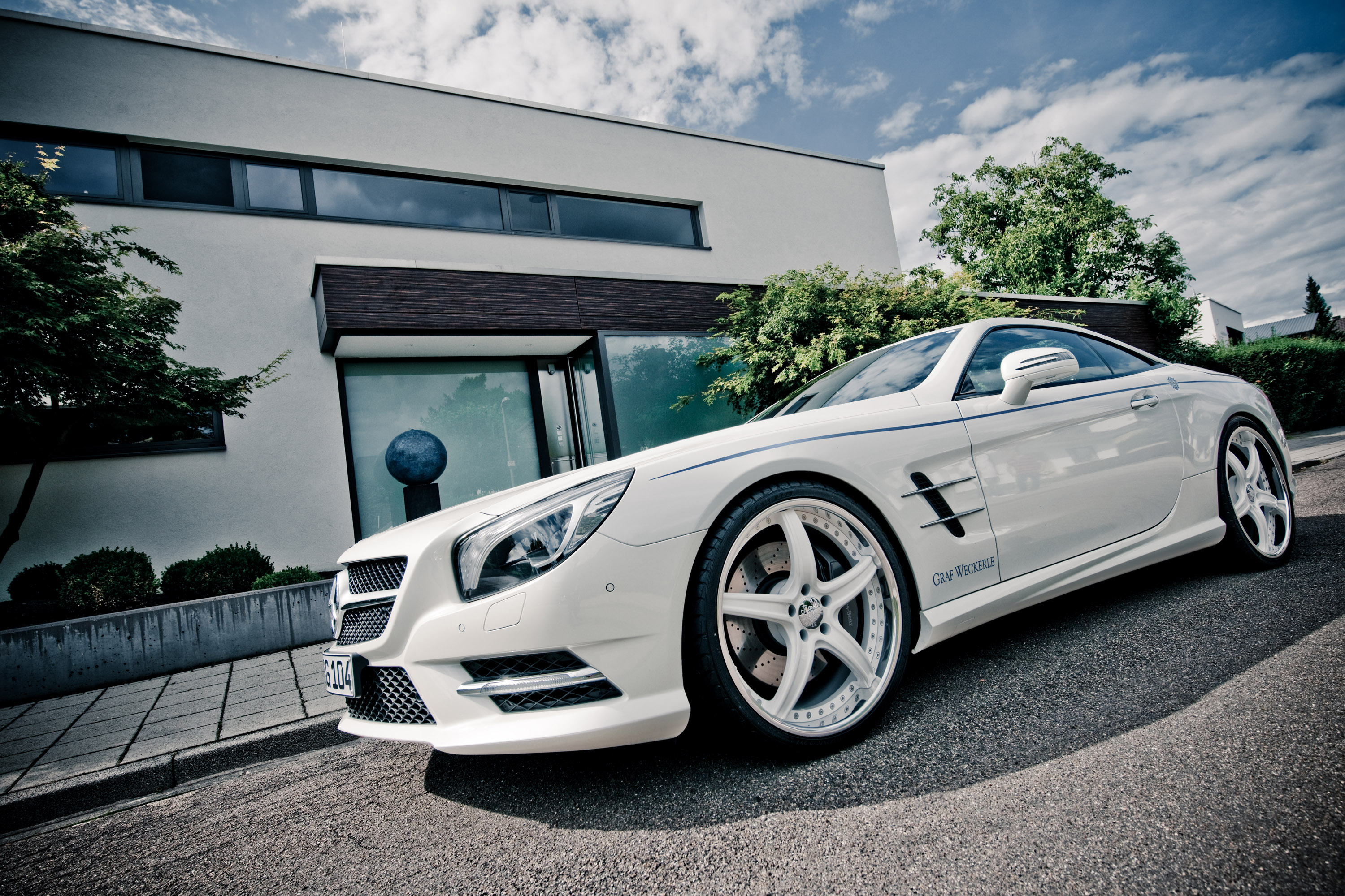 White machine. Mercedes Benz r8. 2012 Graf Weckerle Mercedes-Benz SL 500 белый. Mercedes-Benz SL 500 Tuning. Mercedes Benz w231.