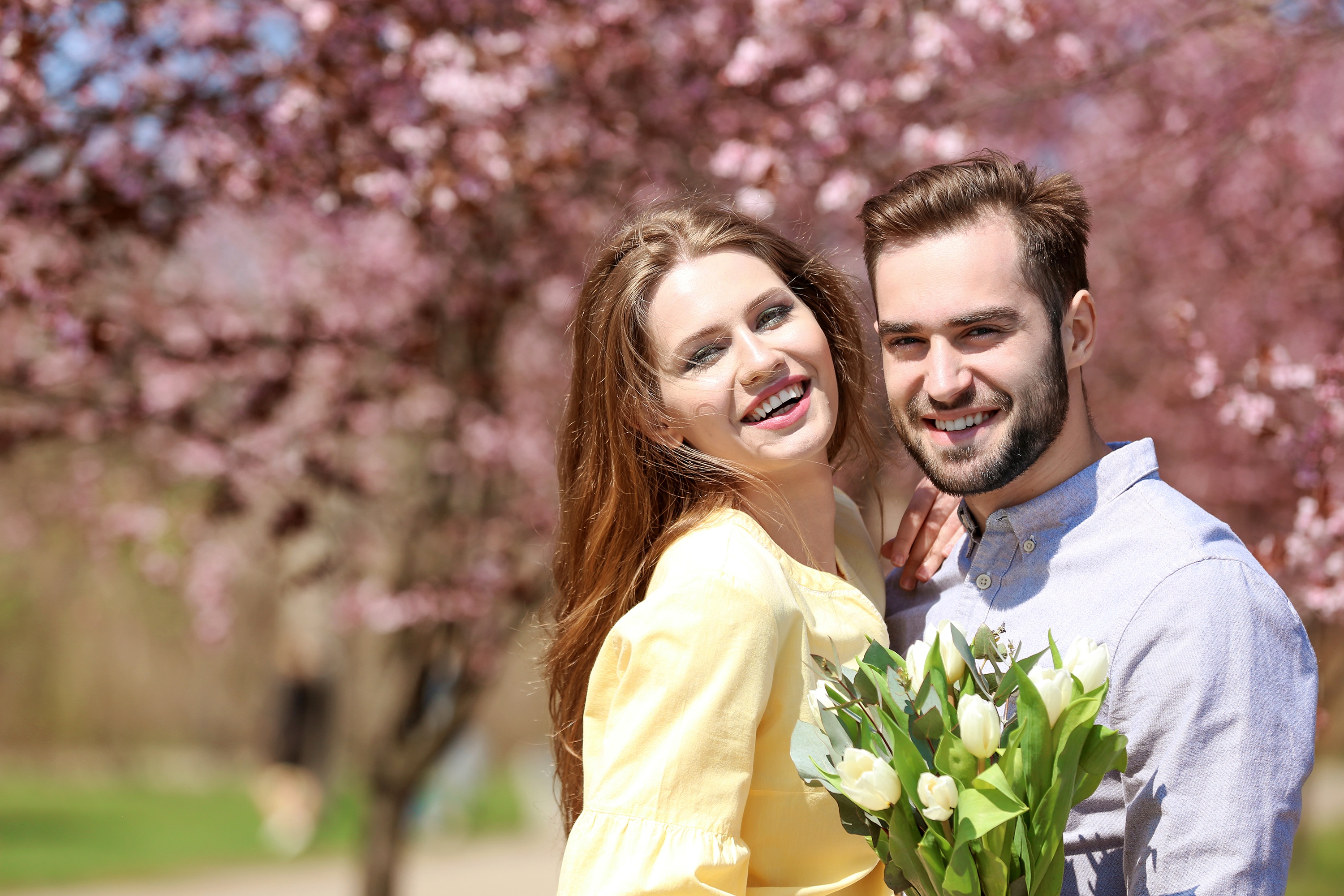 Russian couple. Счастливая пара весной. Весенняя любовь. Парень и девушка Весна. Влюбленная пара весной.