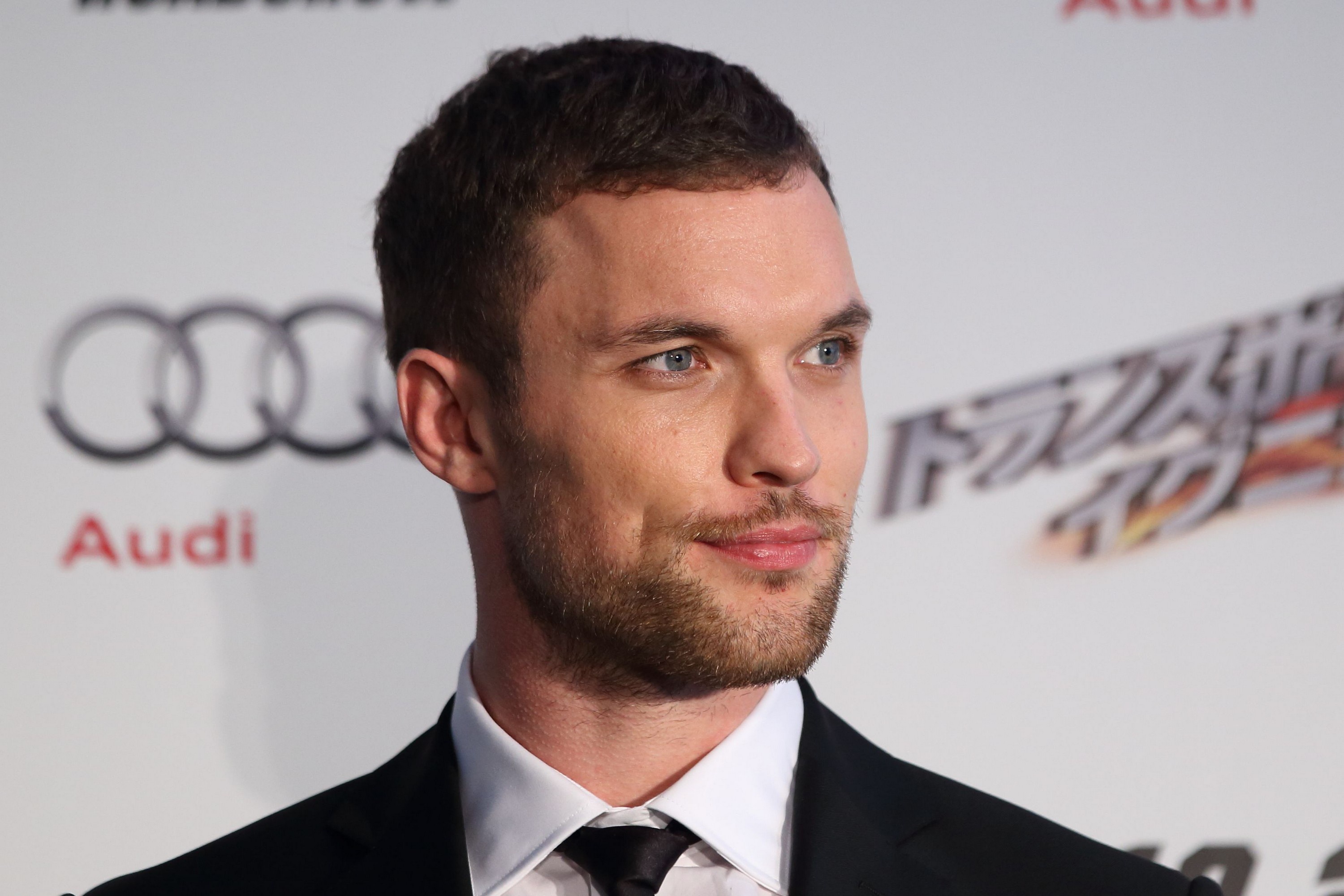 Обои взгляд, поза, костюм, актёр, музыкант, фотосессия, Ed Skrein, The  Transporter Refueled на телефон и рабочий стол, раздел мужчины, разрешение  3000x2000 - скачать