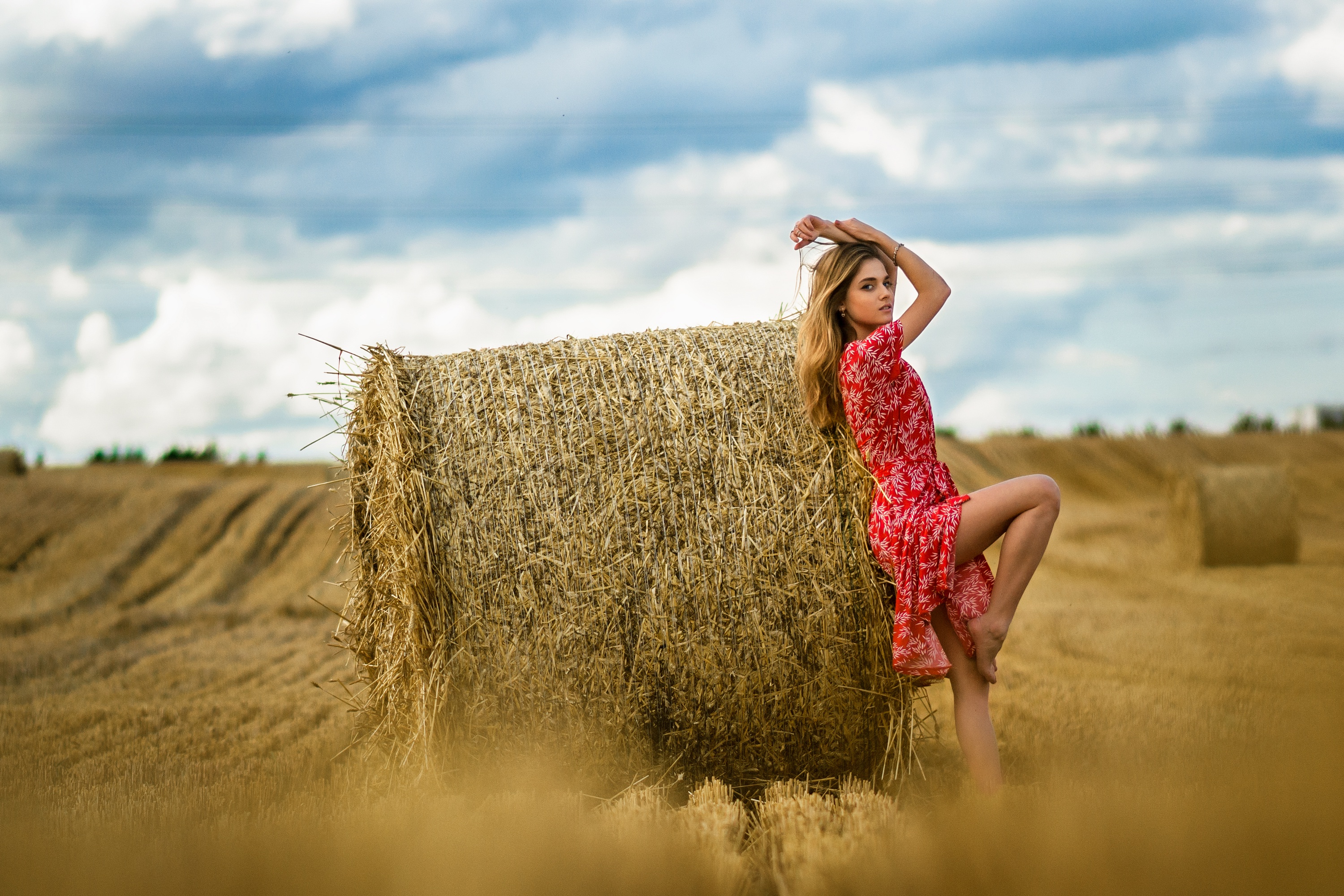 Поле модель. Фотосессия в поле. Девушка на стоге сена. Фотосет в поле. Фотосессия на сене.