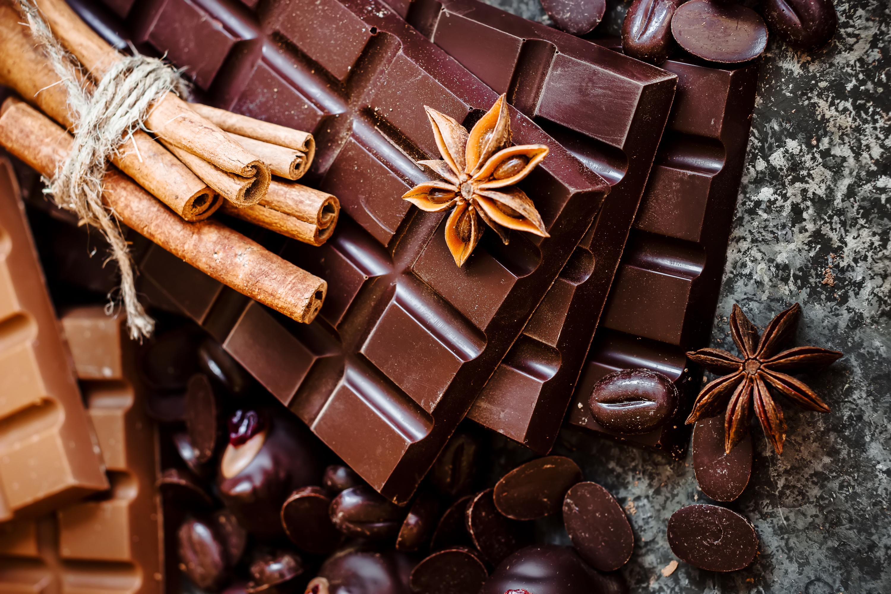 Слаще шоколада лучше шоколада. Шоколад. Красивый шоколад. Плитка шоколада. Темный шоколад.