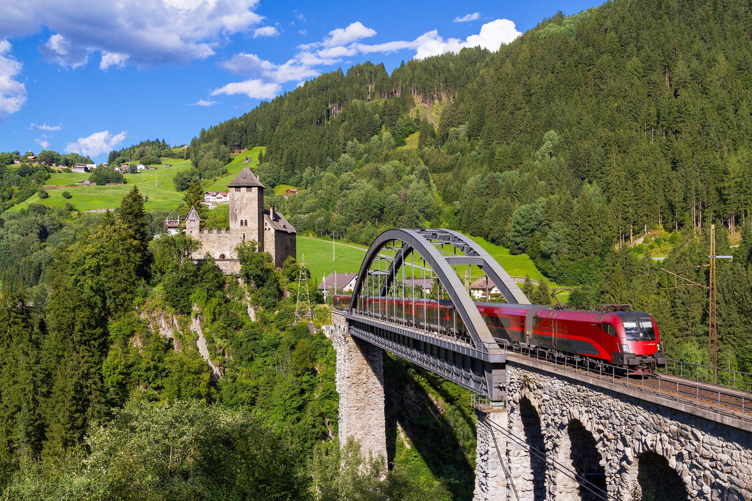 Мост с железной дорогой. Виадук Ландвассер Швейцария. Мост виадук Австрия. Земмеринг Австрия замок. Железная дорога Земмеринг Австрия.