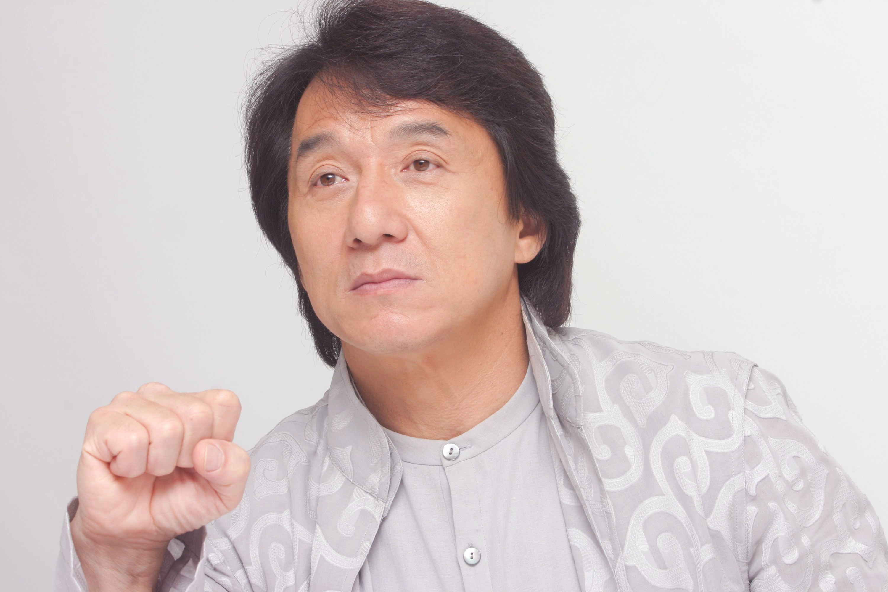 Обои взгляд, поза, куртка, актер, кулак, Джеки Чан, Jackie Chan на телефон  и рабочий стол, раздел мужчины, разрешение 3000x2000 - скачать