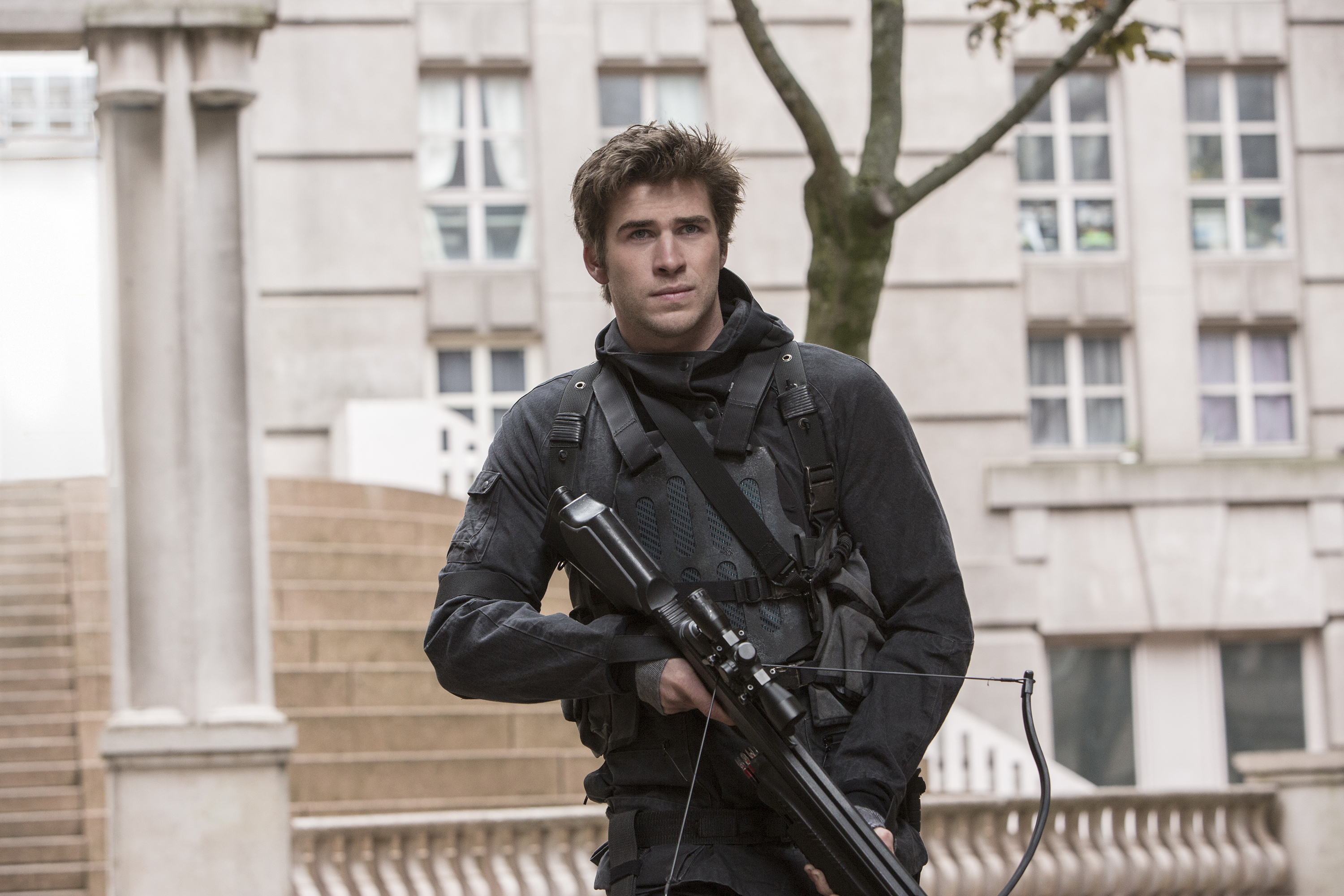 Look 4 them. Лиам Хемсворт Сойка пересмешница. Liam Hemsworth Голодные игры. Лиам Хемсворт Гейл. Гейл Голодные игры.