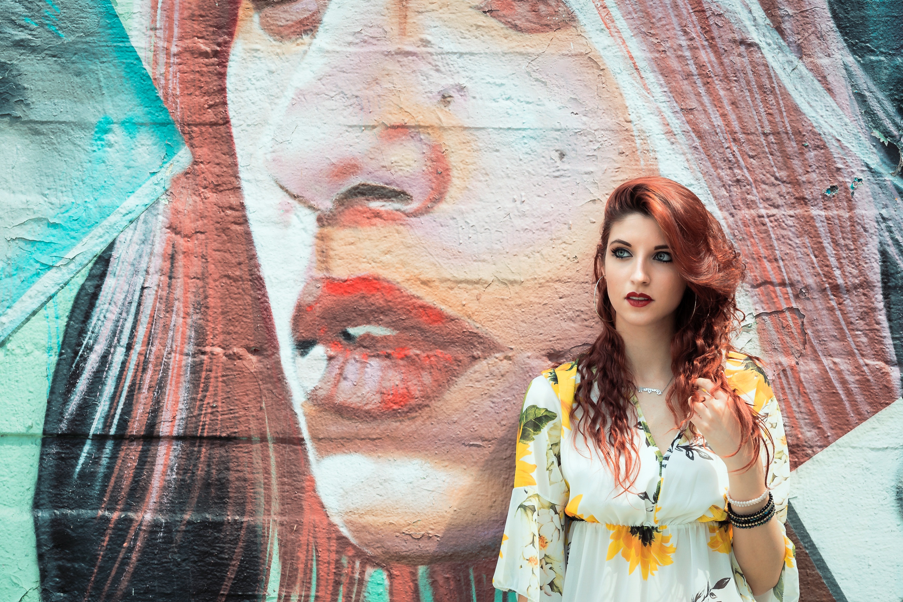 Обои с лицами девушек на стену. Портрет девушки граффити на стене. Лицом к стене. Martina Cecilia.