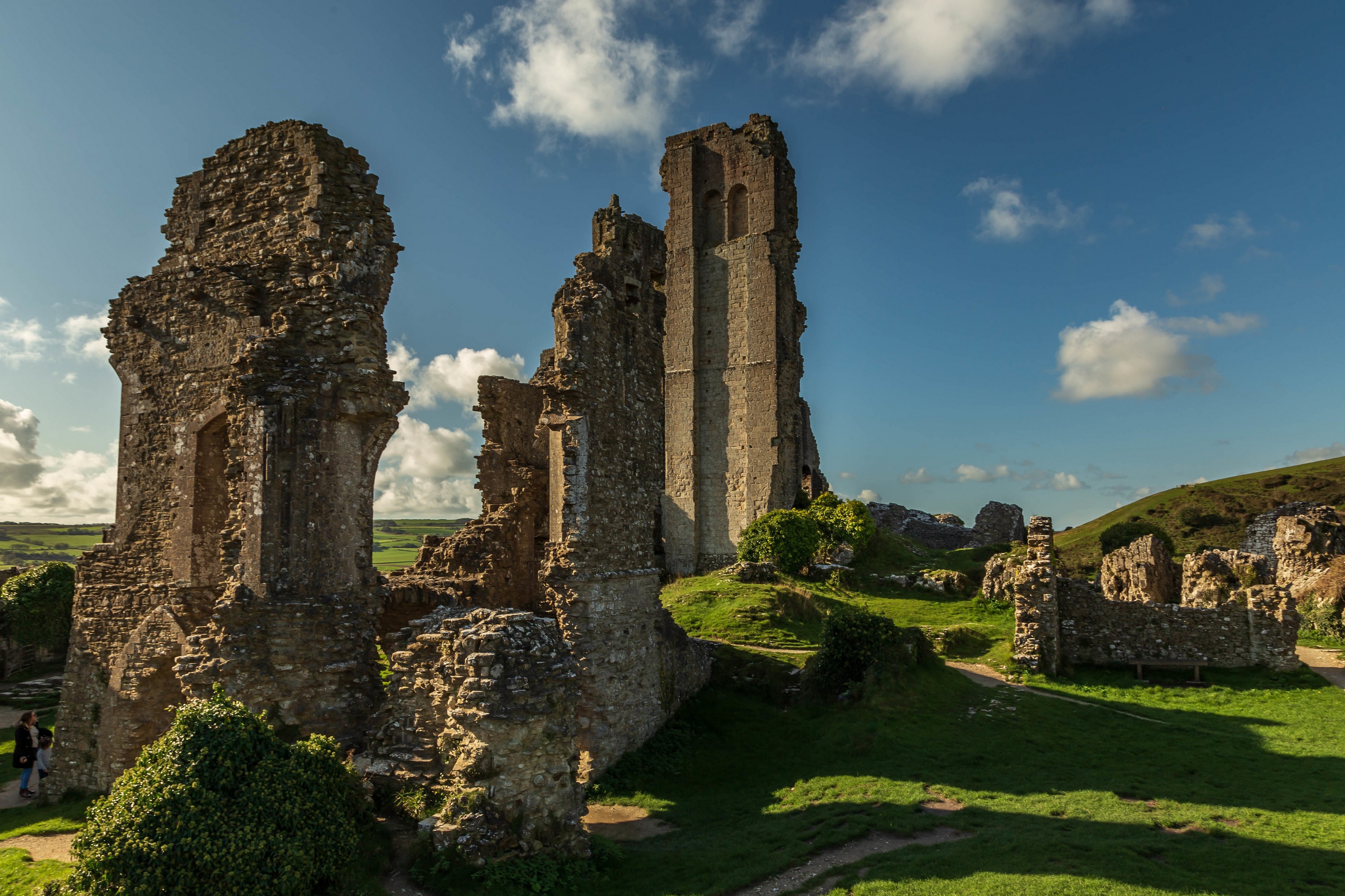 Castle ruins. Замок Корф Дорсет. Дорсет Великобритания. Развалины замков в Англии. Руины аббатства в Гластонбери.