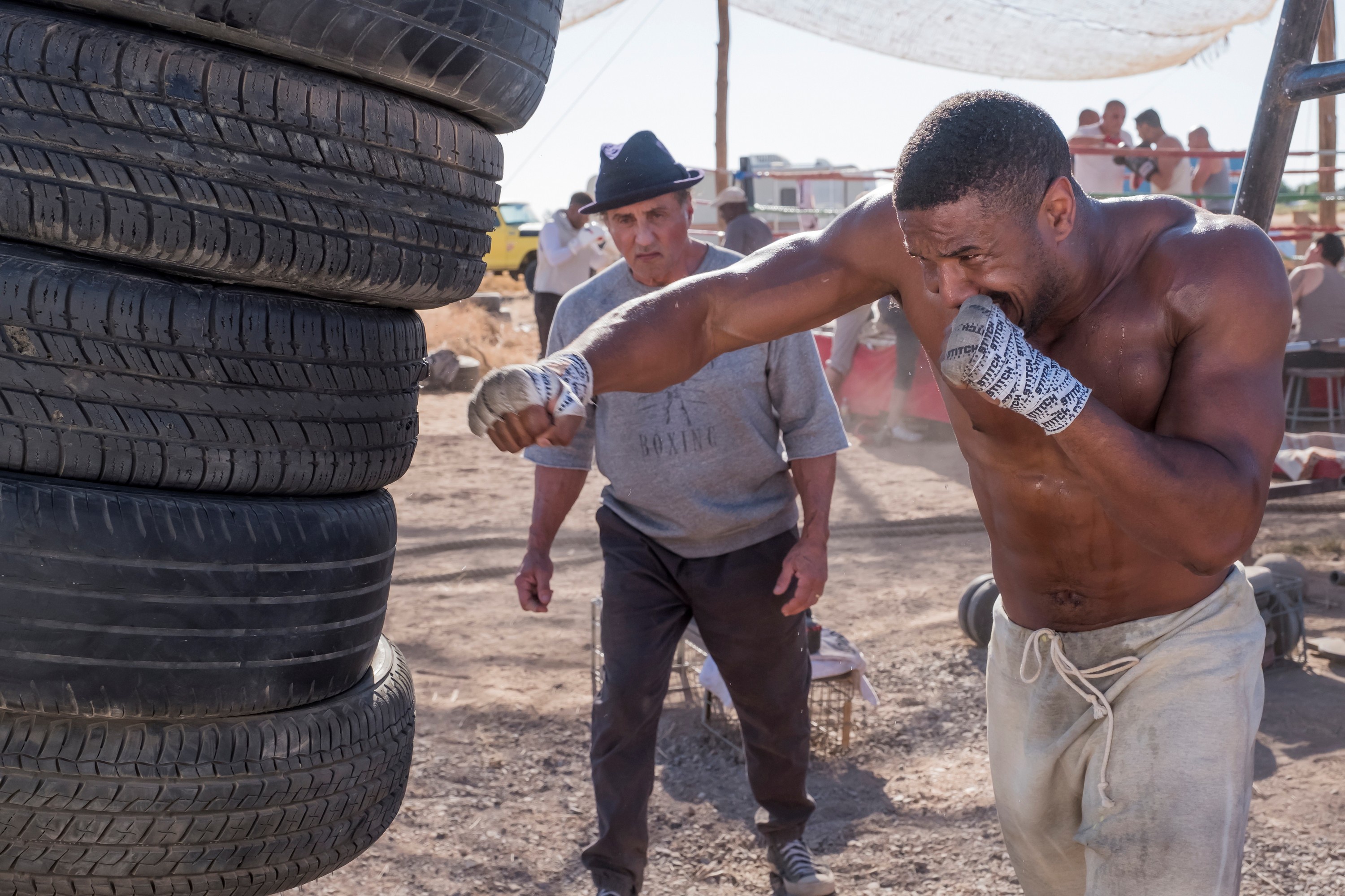 Обои поза, улица, бокс, Сильвестр Сталлоне, Sylvester Stallone, Michael B.  Jordan, Майкл Б. Джордан, Крид 2 на телефон и рабочий стол, раздел фильмы,  разрешение 3000x2000 - скачать