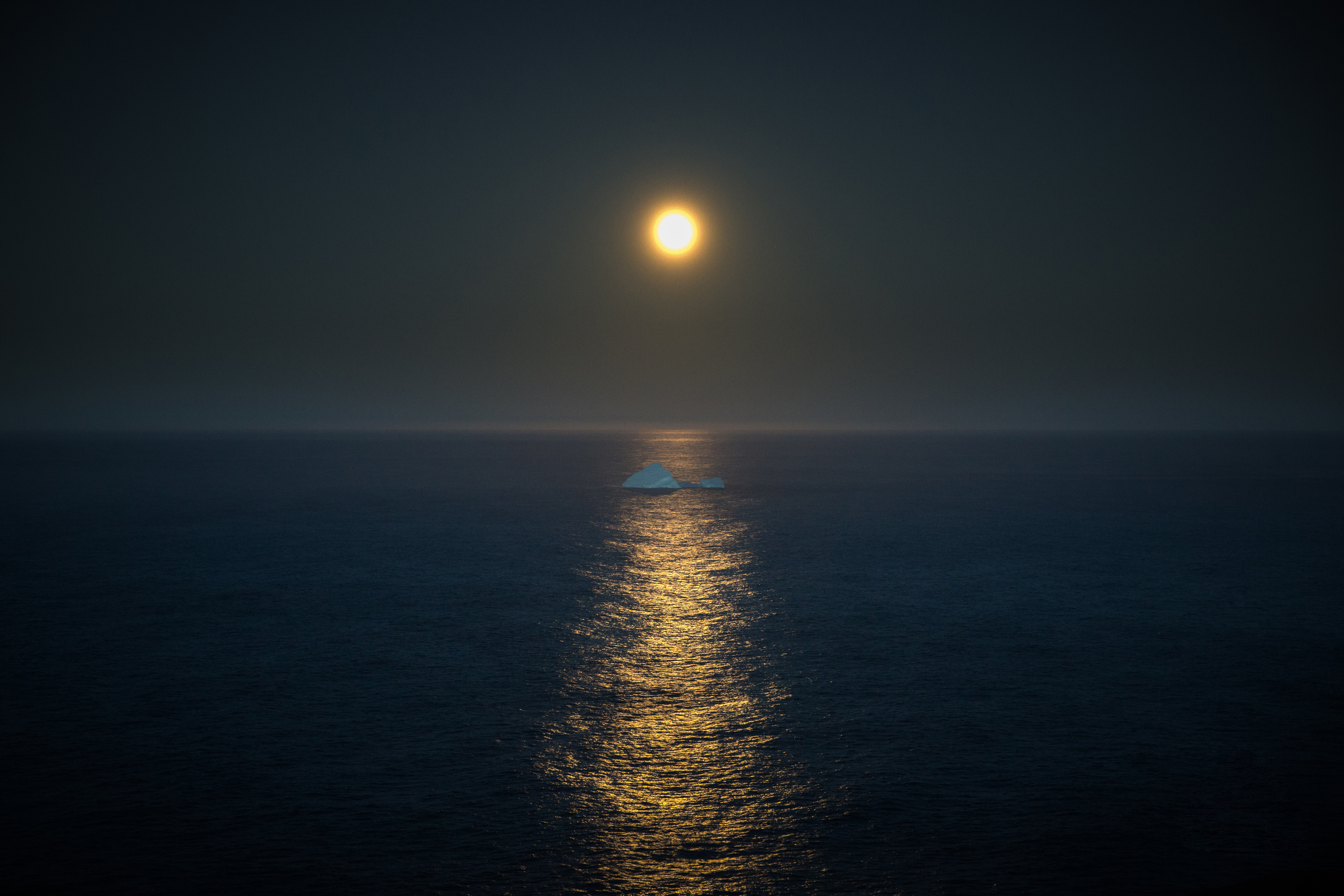 1 свет в океане. Ночное море. Океан ночью. Ночь в море. Ночь над морем.