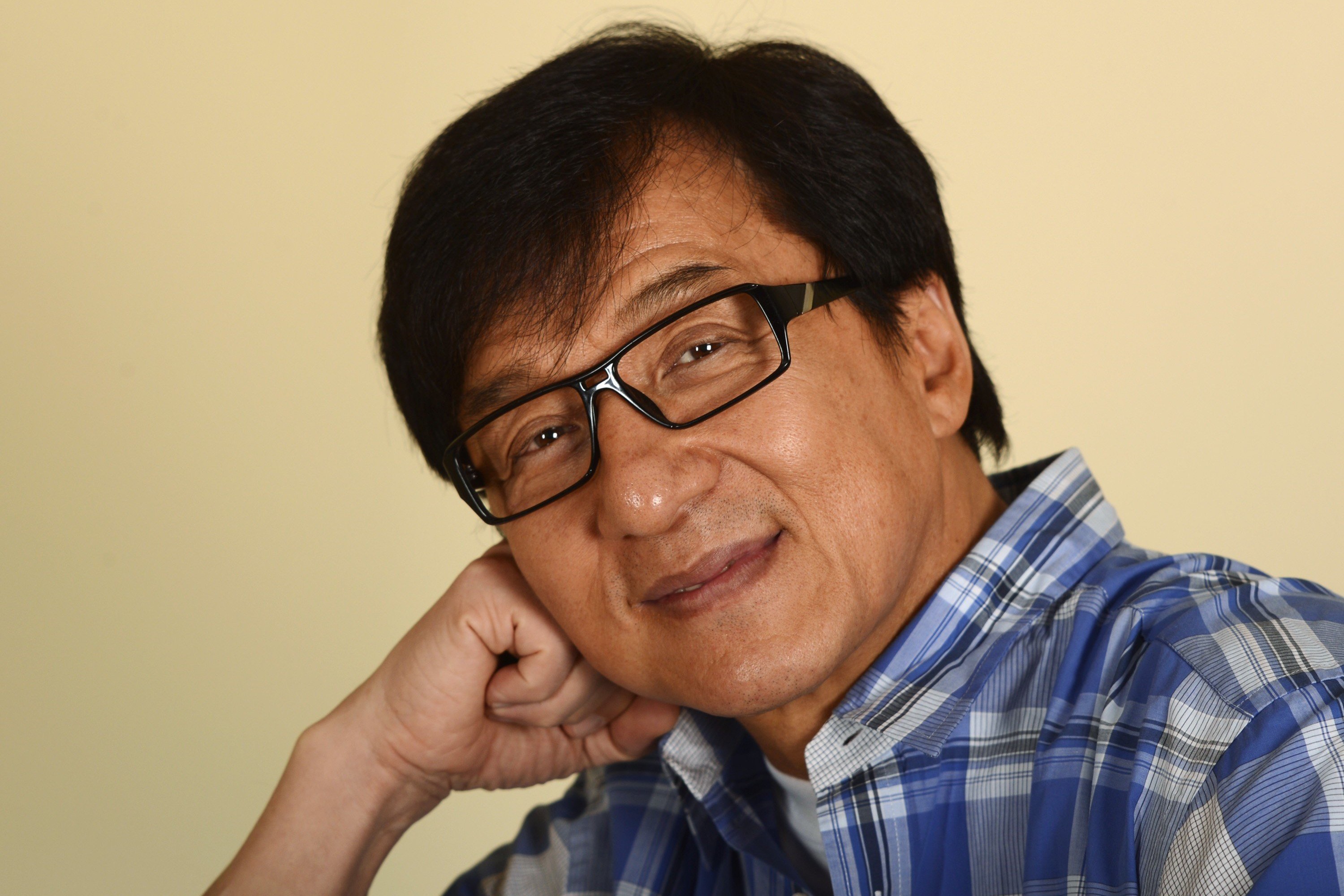 Обои взгляд, поза, улыбка, очки, актер, Джеки Чан, Jackie Chan на телефон и  рабочий стол, раздел мужчины, разрешение 3000x2000 - скачать