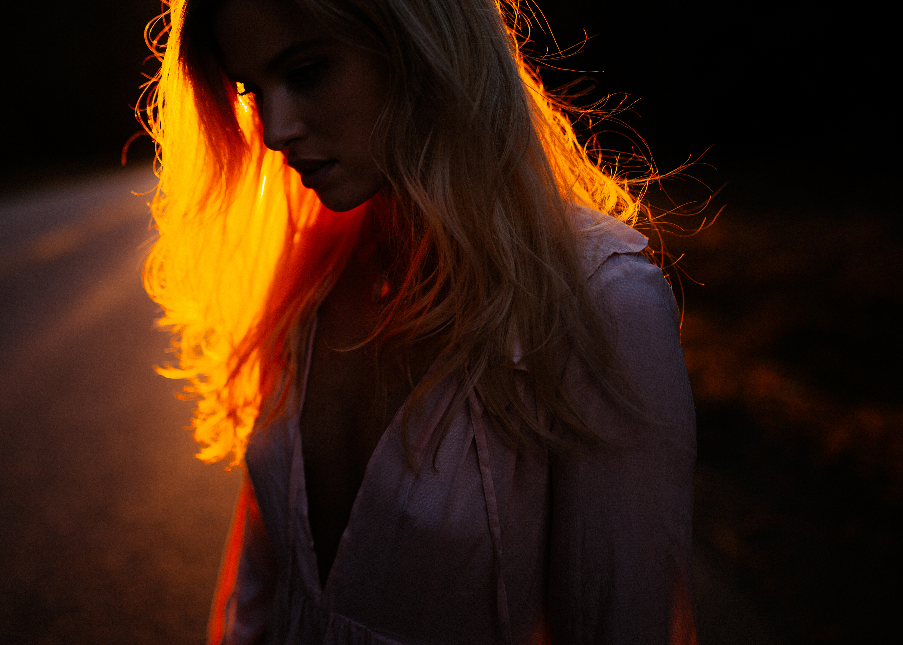 Night blonde. Девушка с огненными волосами. Девушка и огонь. Красивая девушка в огне. Девочка огонь.