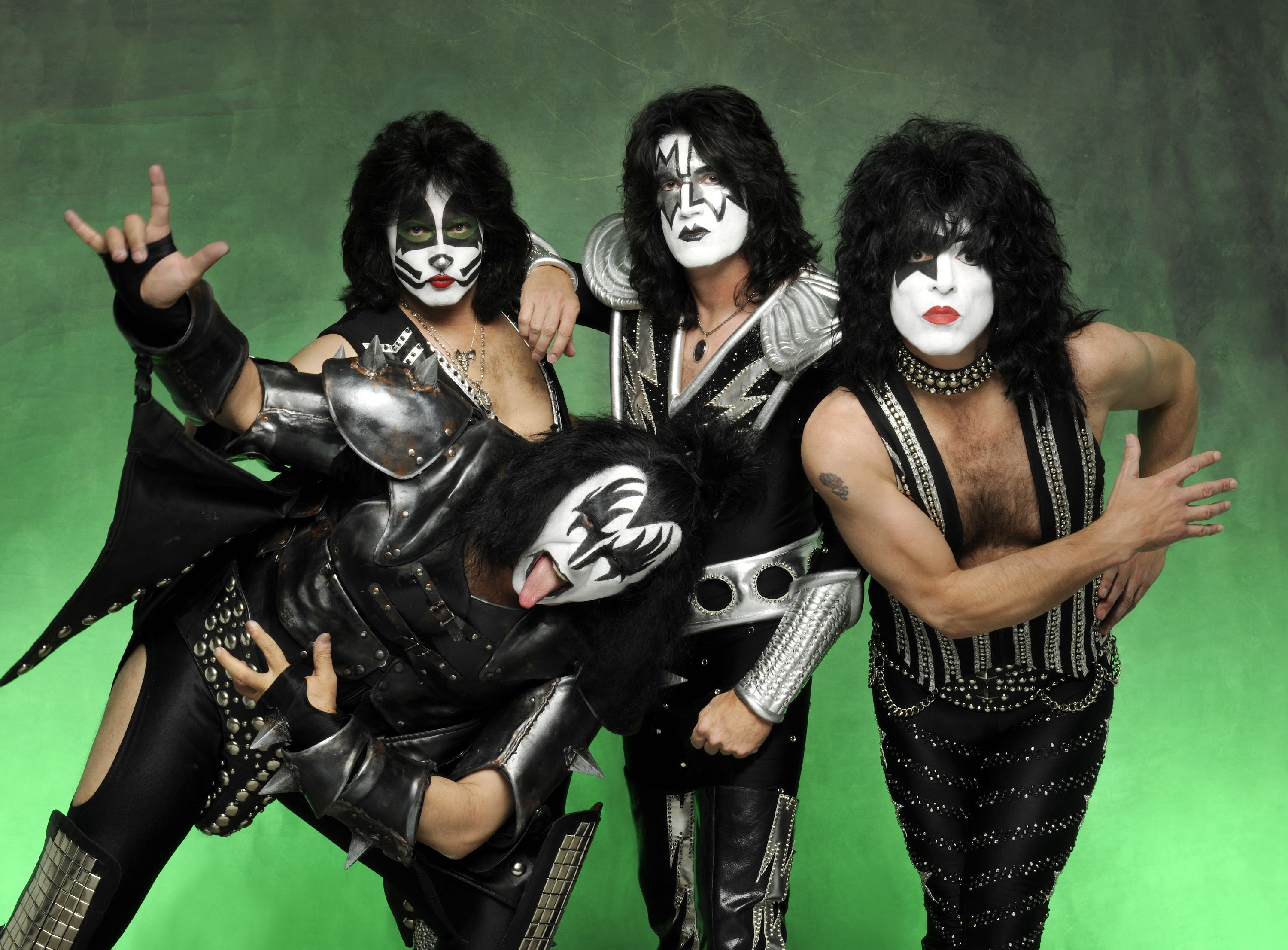 Зарубежные пародии. Группа Kiss. Группа Кисс фото. Глэм рок группа Kiss. Группа Кисс без грима.