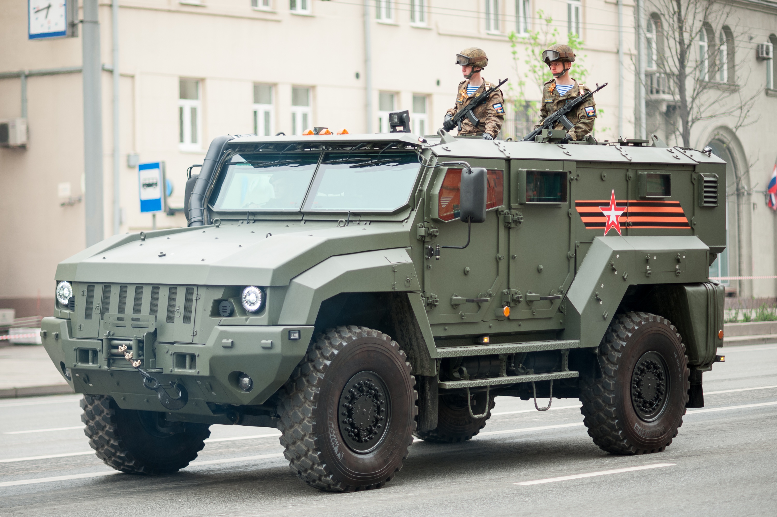 Название военных фото. Бронеавтомобили МРАП. Броневик МРАП. MRAP И тигр. Бронемашина МРАП Россия.