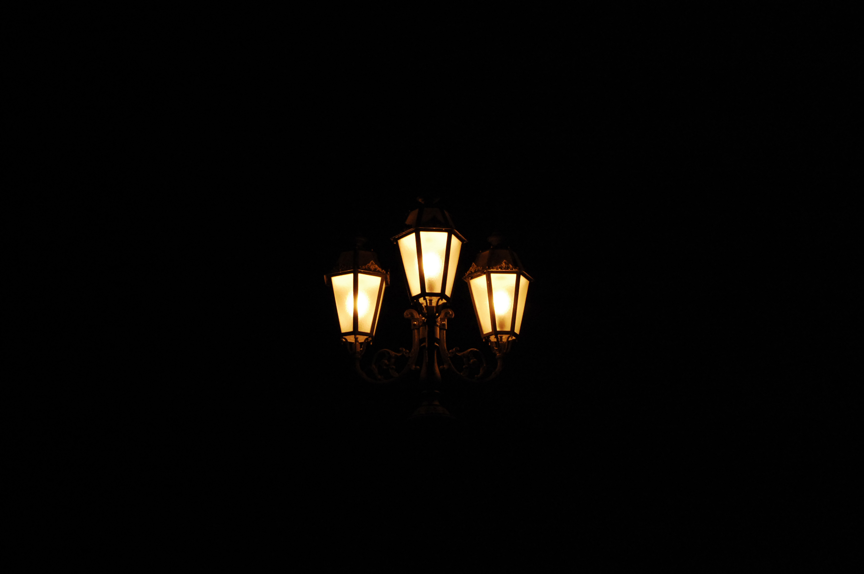 Темный свет фонарей