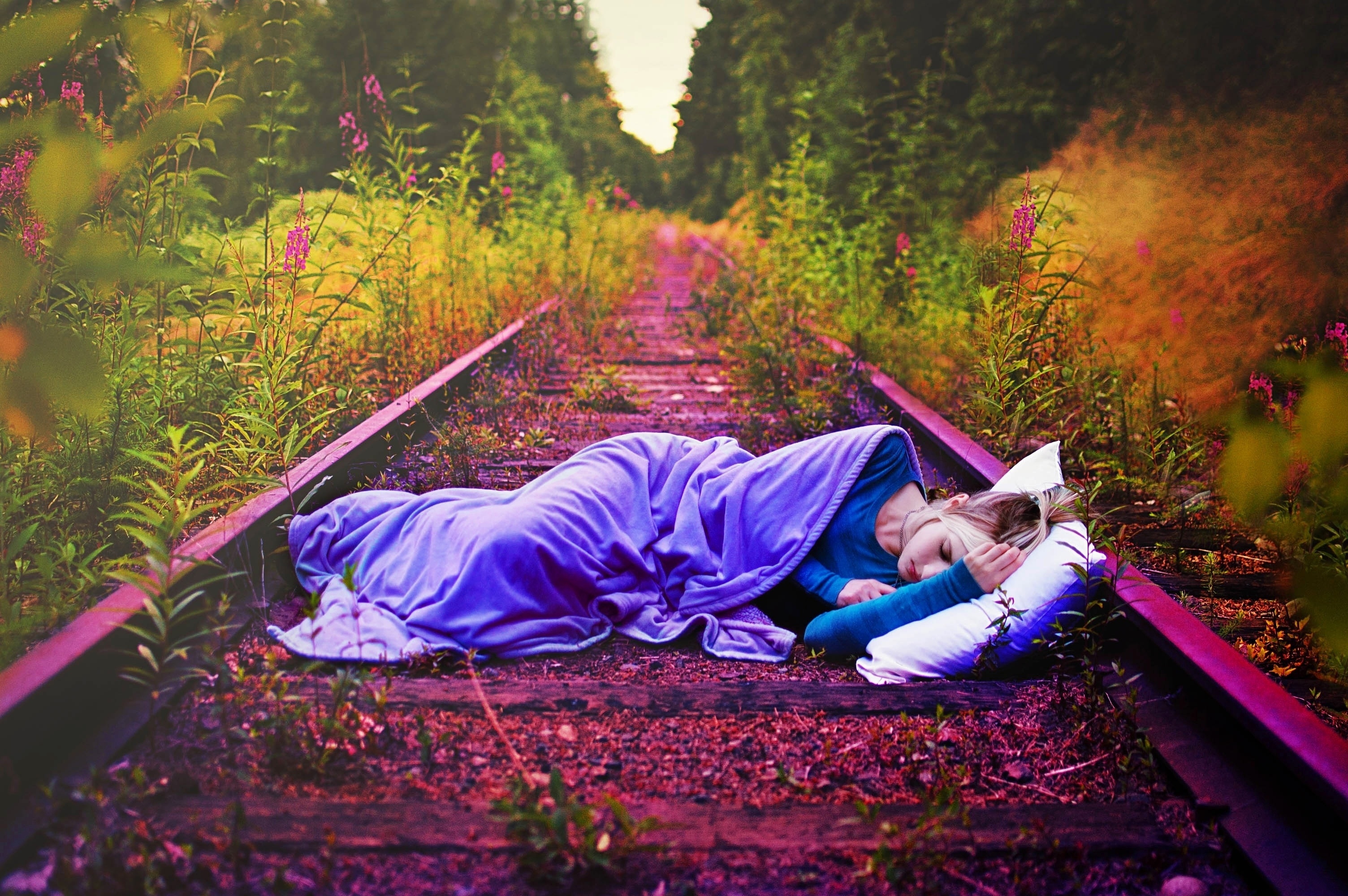 Спящую девушку 3. Фотосессия на рельсах. Сон на природе. Красивых снов.