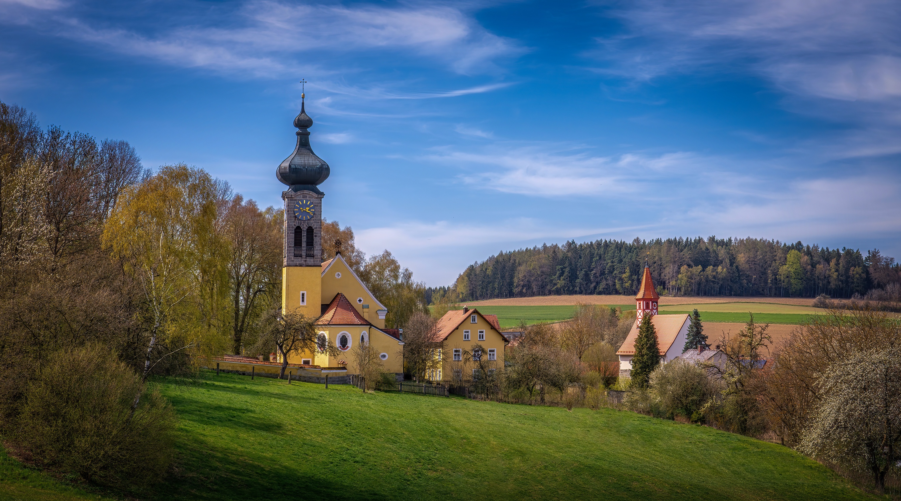 Природа на немецком. Германия Бавария лес и дом. Шварцвальд церкви. Германия Орленбах Церковь. Церковь на лугу Бавария.