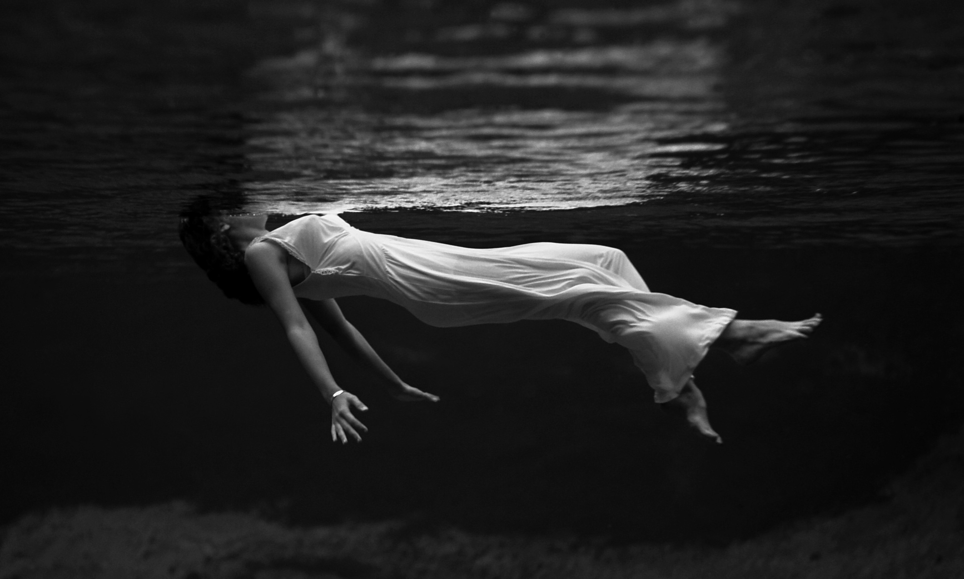Парить голову. Toni Frissell. Фотограф Тони Фрисселл. Девушка в воде. Девушка тонет.